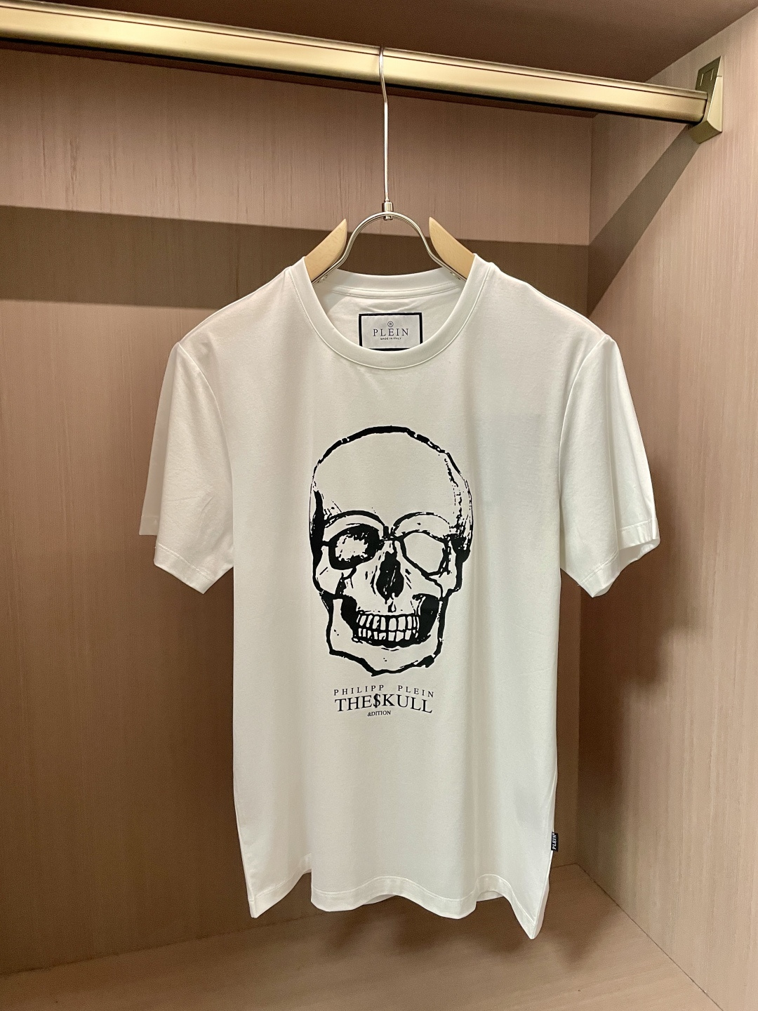 “Philip Planan’s Skull Signature T-Shirt: Custom Fabric, Unique Design, Metal Logo Card” - 图片 3