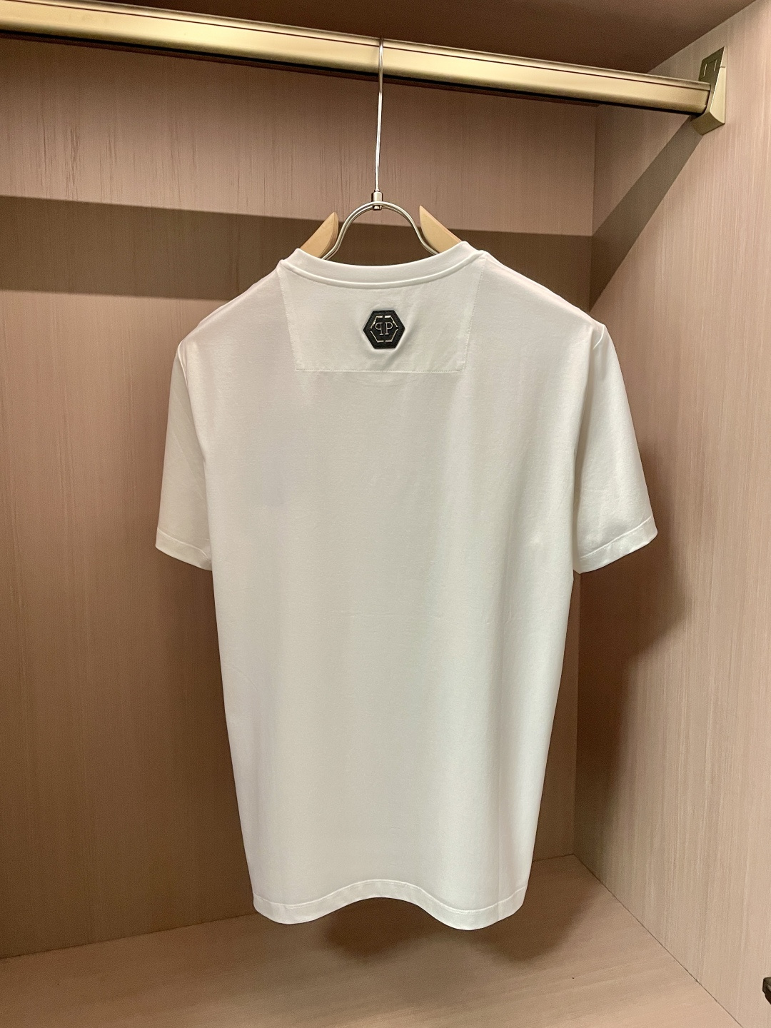 “Philip Planan’s Skull Signature T-Shirt: Custom Fabric, Unique Design, Metal Logo Card” - 图片 4