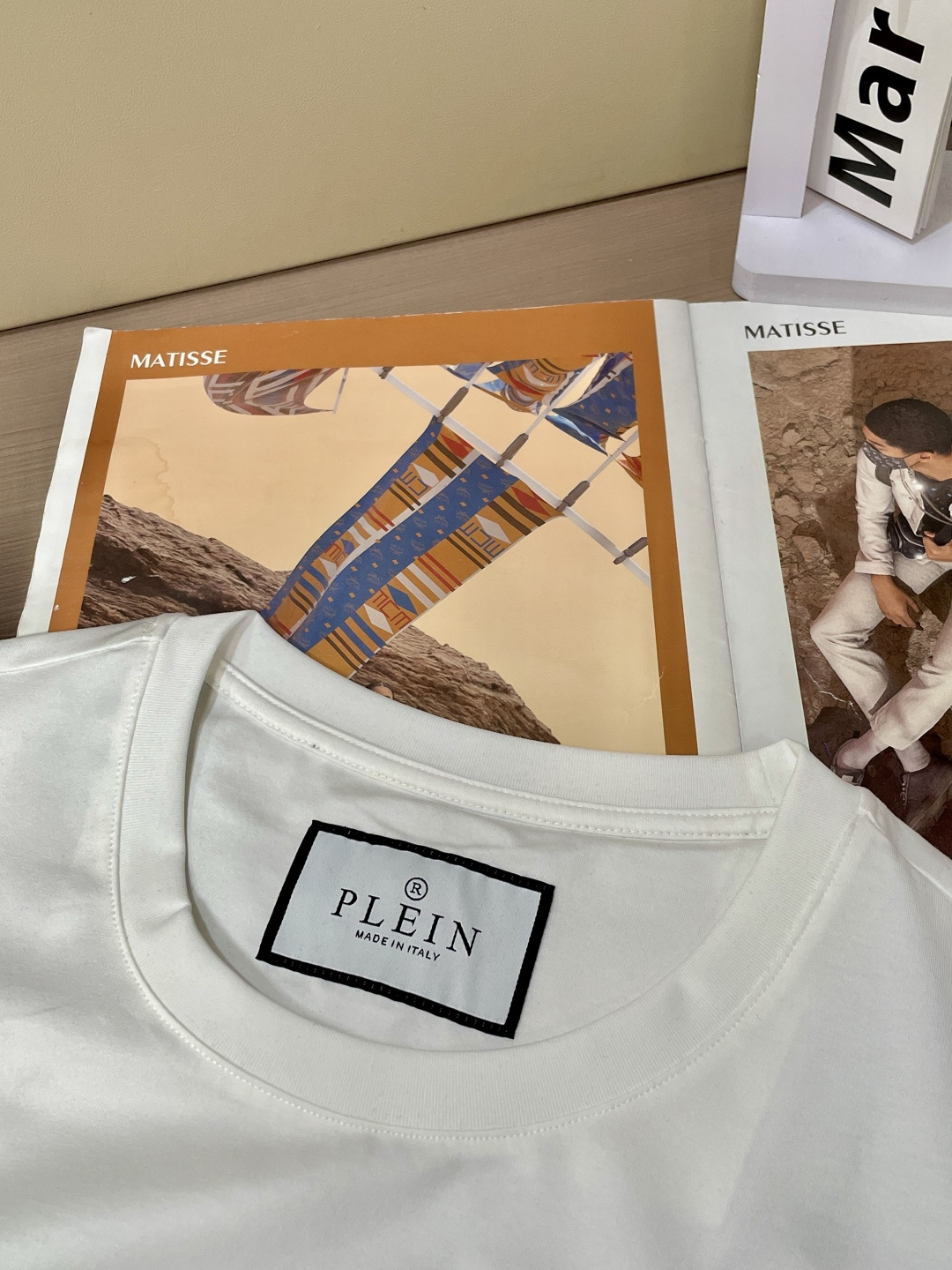 “Philip Planan’s Skull Signature T-Shirt: Custom Fabric, Unique Design, Metal Logo Card” - 图片 5