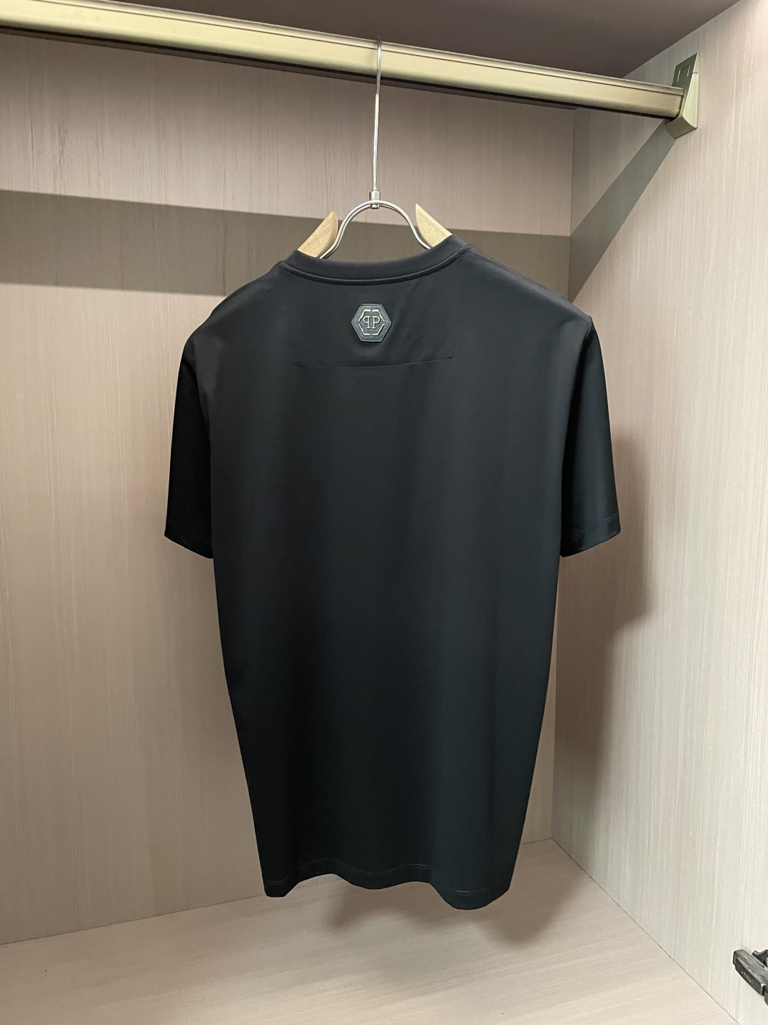 “Philip Planan’s Skull Signature T-Shirt: Custom Fabric, Unique Design, Metal Logo Card” - 图片 2