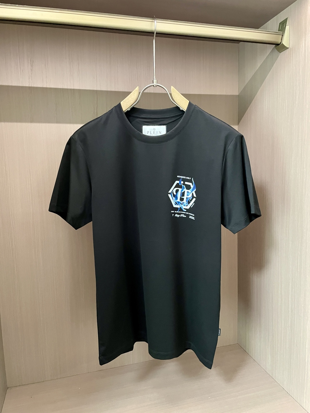 “Philip Plan’s 2025 Flaming Fire Six Point T-shirt: Customized, Classic, Leather Design” - 图片 3