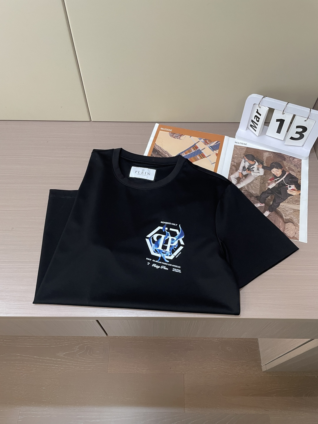 “Philip Plan’s 2025 Flaming Fire Six Point T-shirt: Customized, Classic, Leather Design” - 图片 8