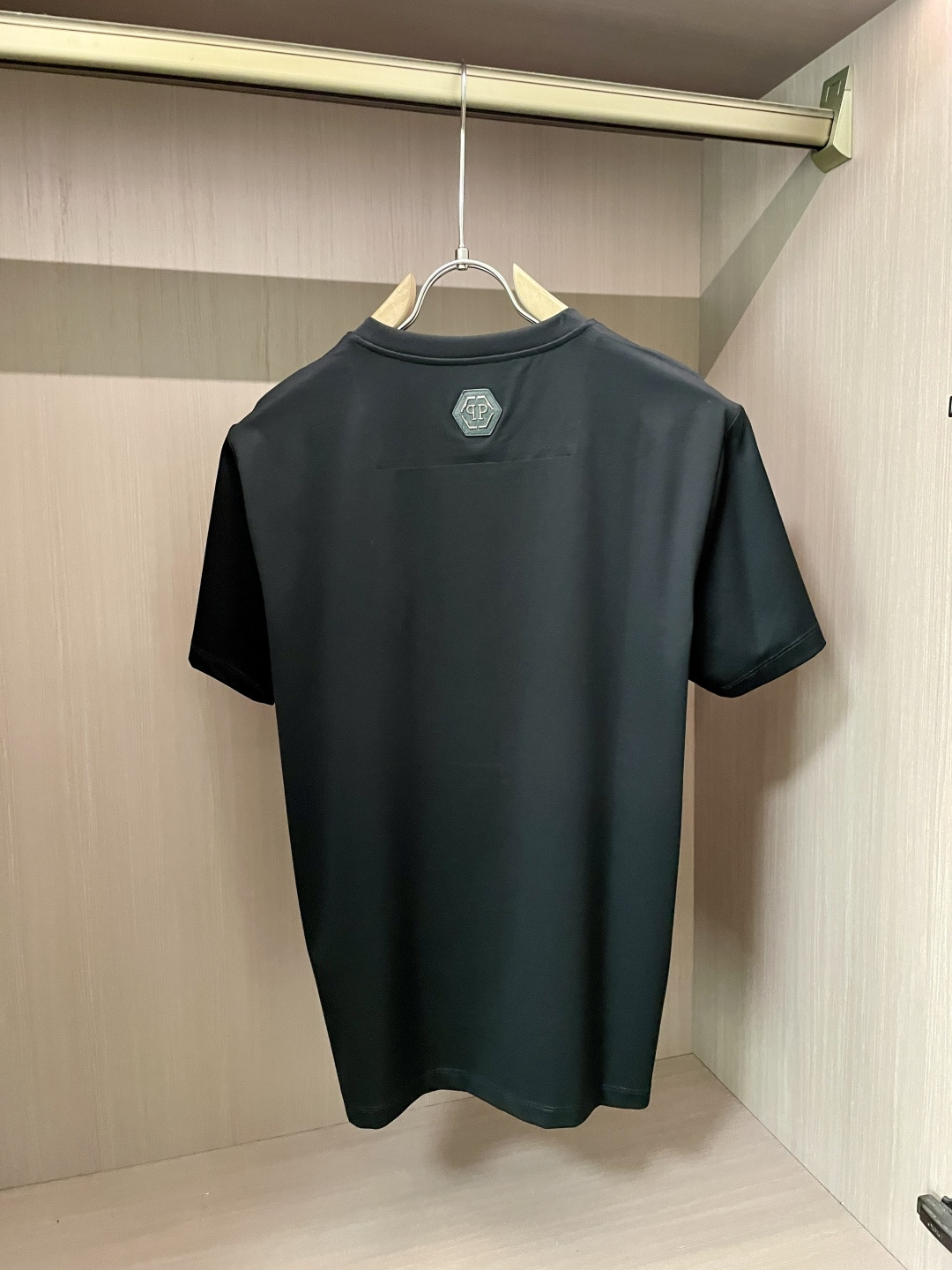 “Philip Plan’s 2025 Flaming Fire Six Point T-shirt: Customized, Classic, Leather Design” - 图片 4