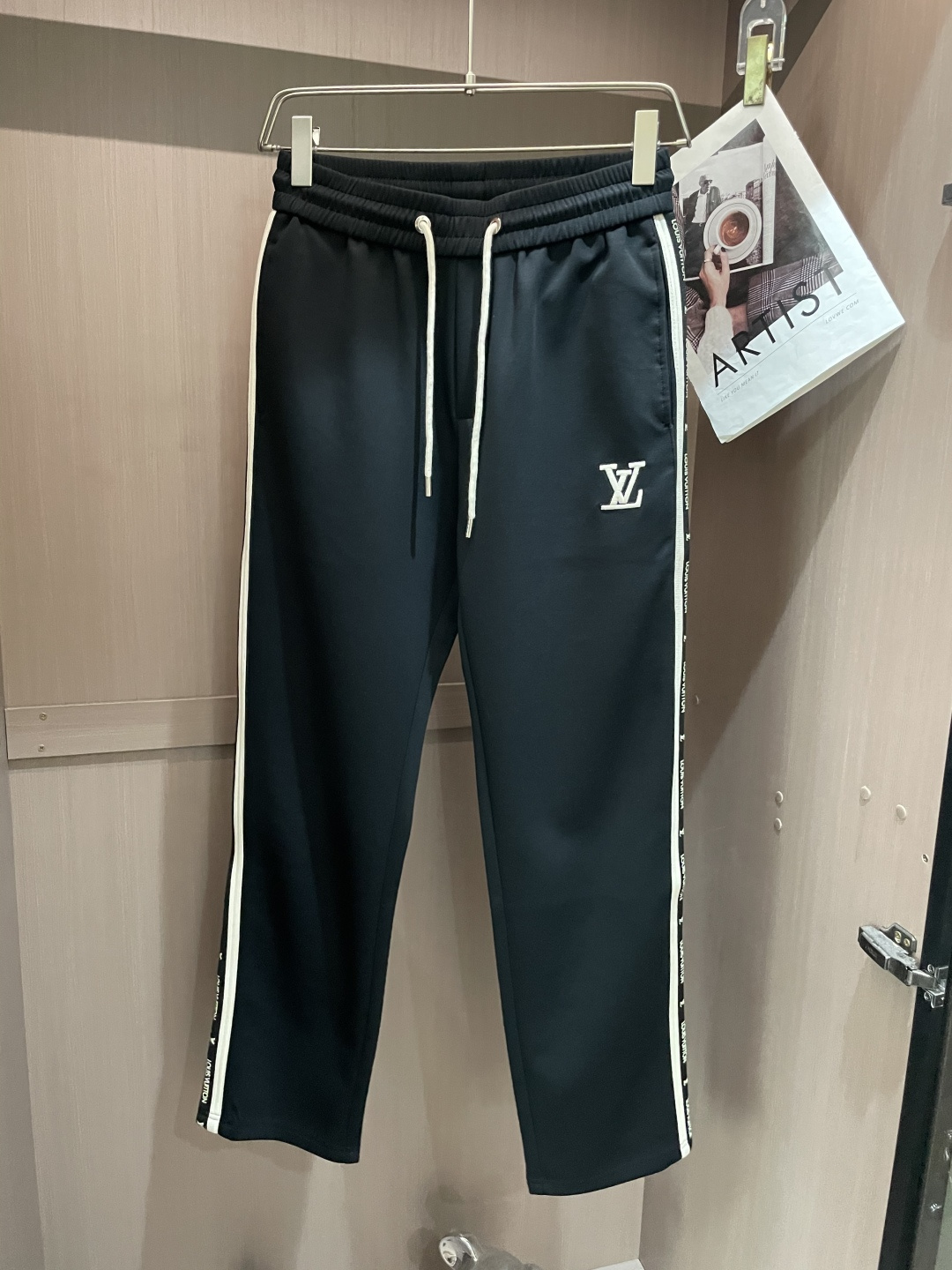 NO:142539,Lv 2025 Spring and Summer Latest Series of Men's Leisure Pants!  It is made of customer-supply elastic cotton material, soft and delicate, and has an excellent feel!  The brand style is unobstructed!  Minimalist design, without extravagant elements to win the lead, the details are finely made, the hardware accessories are customized, the thickness is just right, easy to control various weather, classic colors are very energetic, and various styles of dressing, casual business, daily life, and fashion trends can be controlled!  Overall, both in terms of grade and fashion are extremely outstanding, bringing extraordinary clothing taste!  Size M~3XL, louis vuitton,alexander wang19860909Lv 2025春夏最新系列男士休闲裤！ 采用客供弹力柔棉材质,柔软细腻,手感绝佳！品牌格调一览无余！极简主义设计,没有多余浮夸的元素来宣兵夺主,细节做工精细,五金配件原版定制,厚薄程度也是恰到好处,轻松驾驭各种天气,经典颜色上身很显精气神,多种风格穿搭,休闲商务、日常生活、时尚潮流均可驾驭！整体不论是档次还是时尚感都是极为出色的,带来非凡的衣着品味！ 尺码M~3XL,,louis vuitton,alexander wang,Men's clothing