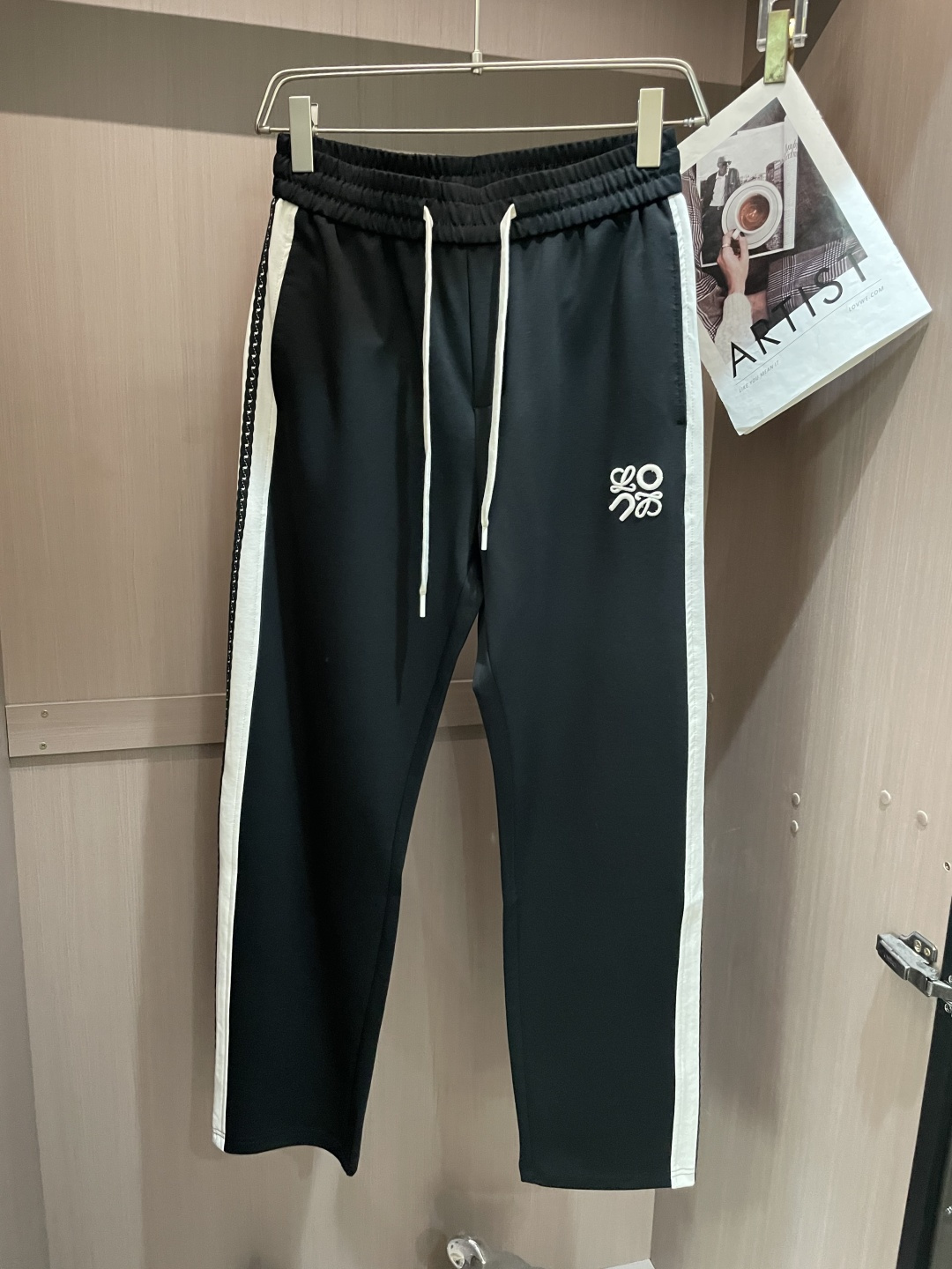 NO:142550,Loewe's latest series of men's casual pants in spring and summer 2025!  It is made of customer-supply elastic cotton material, soft and delicate, and has an excellent feel!  The brand style is unobstructed!  Minimalist design, without extravagant elements to win the lead, the details are finely made, the hardware accessories are customized, the thickness is just right, easy to control various weather, classic colors are very energetic, and various styles of dressing, casual business, daily life, and fashion trends can be controlled!  Overall, both in terms of grade and fashion are extremely outstanding, bringing extraordinary clothing taste!  Size M~3XL, loewe, alexander wang19860909Loewe 2025春夏最新系列男士休闲裤！ 采用客供弹力柔棉材质,柔软细腻,手感绝佳！品牌格调一览无余！极简主义设计,没有多余浮夸的元素来宣兵夺主,细节做工精细,五金配件原版定制,厚薄程度也是恰到好处,轻松驾驭各种天气,经典颜色上身很显精气神,多种风格穿搭,休闲商务、日常生活、时尚潮流均可驾驭！整体不论是档次还是时尚感都是极为出色的,带来非凡的衣着品味！ 尺码M~3XL,,loewe,alexander wang,Men's clothing