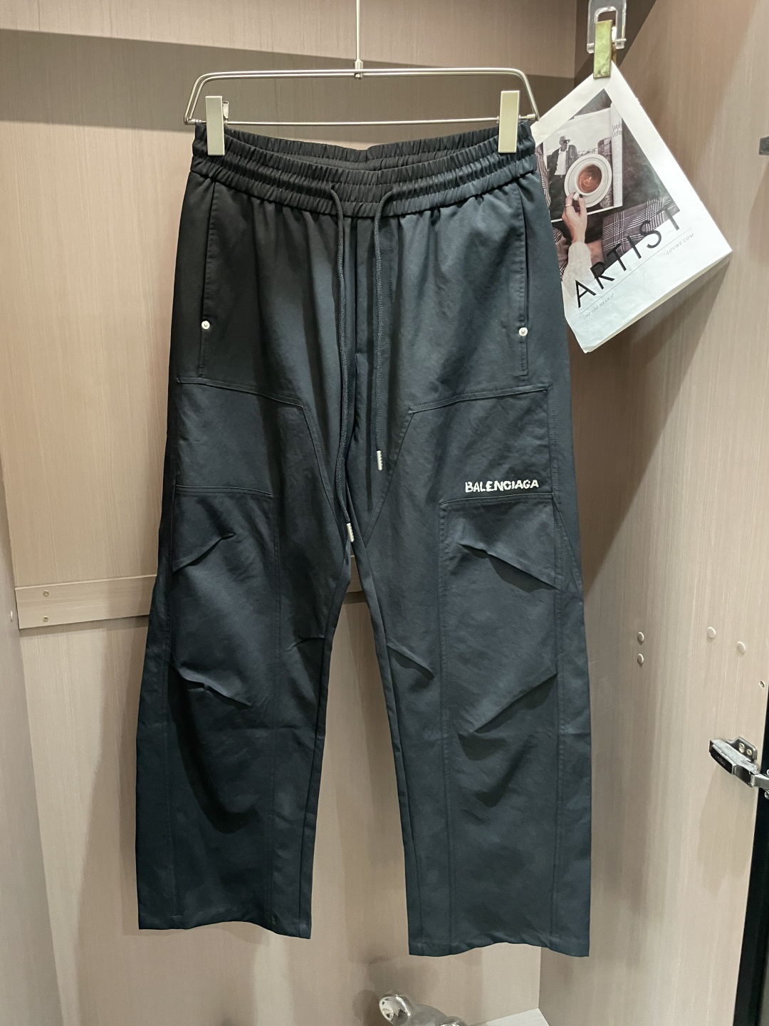 NO:483129,Balenciaga 2025 Spring and Summer Latest Series of Men's Casual Pants!  It is made of customer-supply elastic cotton material, soft and delicate, and has an excellent feel!  The brand style is unobstructed!  Minimalist design, without extravagant elements to win the lead, the details are finely made, the hardware accessories are customized, the thickness is just right, easy to control various weather, classic colors are very energetic, and various styles of dressing, casual business, daily life, and fashion trends can be controlled!  Overall, both in terms of grade and fashion are extremely outstanding, bringing extraordinary clothing taste!  Size M~3XL, balenciaga, alexander wang19860909巴黎世家 2025春夏最新系列男士休闲裤！ 采用客供弹力柔棉材质,柔软细腻,手感绝佳！品牌格调一览无余！极简主义设计,没有多余浮夸的元素来宣兵夺主,细节做工精细,五金配件原版定制,厚薄程度也是恰到好处,轻松驾驭各种天气,经典颜色上身很显精气神,多种风格穿搭,休闲商务、日常生活、时尚潮流均可驾驭！整体不论是档次还是时尚感都是极为出色的,带来非凡的衣着品味！ 尺码M~3XL,,balenciaga,alexander wang,Men's clothing