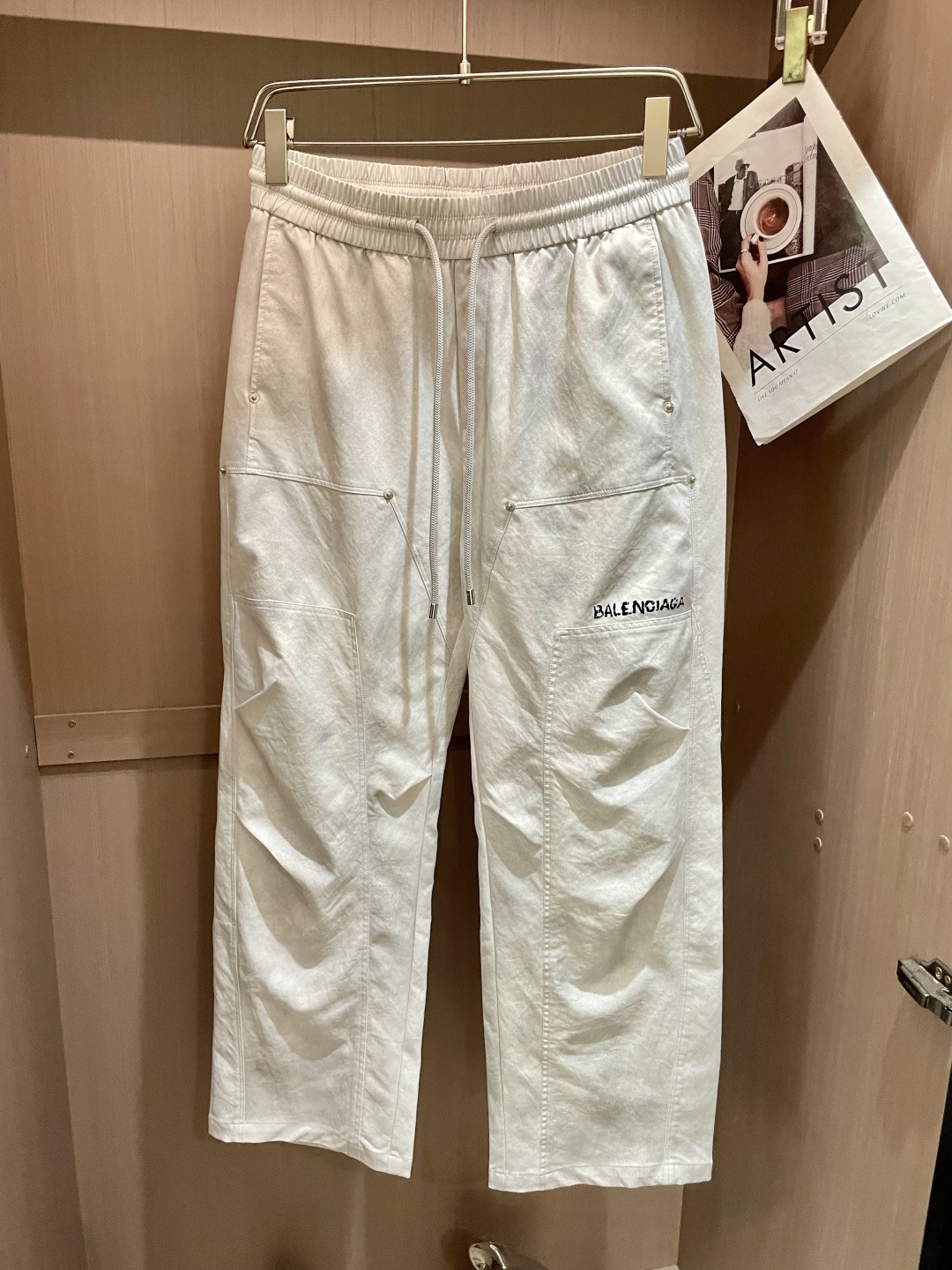 NO:142562,Balenciaga 2025 Spring and Summer Latest Series of Men's Casual Pants!  It is made of customer-supply elastic cotton material, soft and delicate, and has an excellent feel!  The brand style is unobstructed!  Minimalist design, without extravagant elements to win the lead, the details are finely made, the hardware accessories are customized, the thickness is just right, easy to control various weather, classic colors are very energetic, and various styles of dressing, casual business, daily life, and fashion trends can be controlled!  Overall, both in terms of grade and fashion are extremely outstanding, bringing extraordinary clothing taste!  Size M~3XL, balenciaga, alexander wang19860909巴黎世家 2025春夏最新系列男士休闲裤！ 采用客供弹力柔棉材质,柔软细腻,手感绝佳！品牌格调一览无余！极简主义设计,没有多余浮夸的元素来宣兵夺主,细节做工精细,五金配件原版定制,厚薄程度也是恰到好处,轻松驾驭各种天气,经典颜色上身很显精气神,多种风格穿搭,休闲商务、日常生活、时尚潮流均可驾驭！整体不论是档次还是时尚感都是极为出色的,带来非凡的衣着品味！ 尺码M~3XL,,balenciaga,alexander wang,Men's clothing