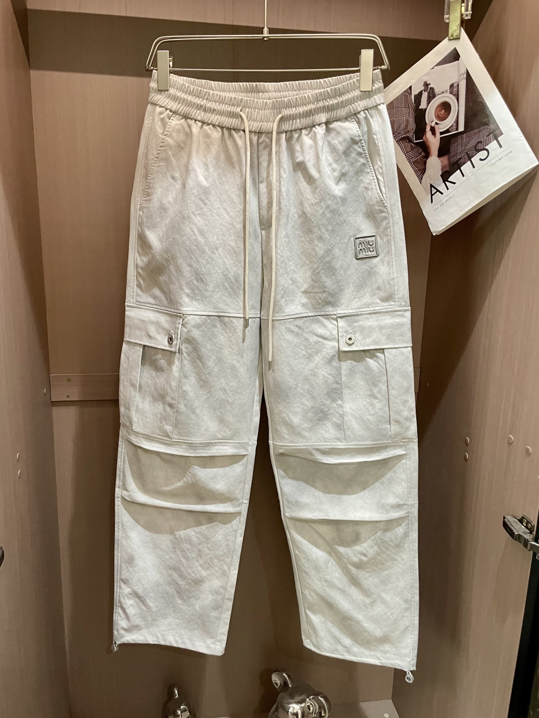 NO:142574,miumiu 2025 spring and summer latest series of men's casual pants!  It is made of customer-supply elastic cotton material, soft and delicate, and has an excellent feel!  The brand style is unobstructed!  Minimalist design, without extravagant elements to win the lead, the details are finely made, the hardware accessories are customized, the thickness is just right, easy to control various weather, classic colors are very energetic, and various styles of dressing, casual business, daily life, and fashion trends can be controlled!  Overall, both in terms of grade and fashion are extremely outstanding, bringing extraordinary clothing taste!  Size M~3XL, miumiu,alexander wang19860909miumiu 2025春夏最新系列男士休闲裤！ 采用客供弹力柔棉材质,柔软细腻,手感绝佳！品牌格调一览无余！极简主义设计,没有多余浮夸的元素来宣兵夺主,细节做工精细,五金配件原版定制,厚薄程度也是恰到好处,轻松驾驭各种天气,经典颜色上身很显精气神,多种风格穿搭,休闲商务、日常生活、时尚潮流均可驾驭！整体不论是档次还是时尚感都是极为出色的,带来非凡的衣着品味！ 尺码M~3XL,,miumiu,alexander wang,Men's clothing