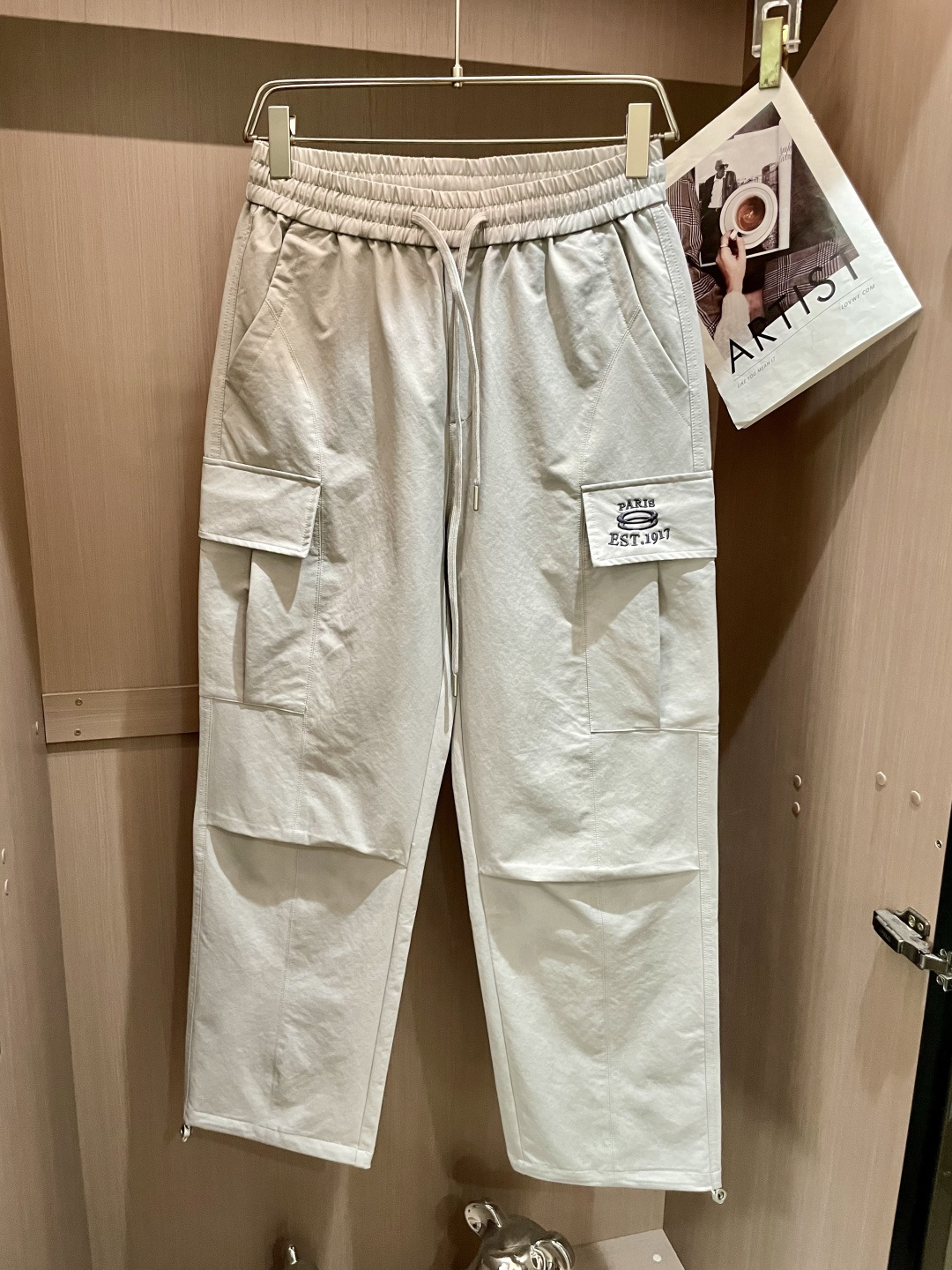 NO:142586,Balenciaga 2025 Spring and Summer Latest Series of Men's Casual Pants!  It is made of customer-supply elastic cotton material, soft and delicate, and has an excellent feel!  The brand style is unobstructed!  Minimalist design, without extravagant elements to win the lead, the details are finely made, the hardware accessories are customized, the thickness is just right, easy to control various weather, classic colors are very energetic, and various styles of dressing, casual business, daily life, and fashion trends can be controlled!  Overall, both in terms of grade and fashion are extremely outstanding, bringing extraordinary clothing taste!  Size M~3XL, balenciaga, alexander wang19860909巴黎世家 2025春夏最新系列男士休闲裤！ 采用客供弹力柔棉材质,柔软细腻,手感绝佳！品牌格调一览无余！极简主义设计,没有多余浮夸的元素来宣兵夺主,细节做工精细,五金配件原版定制,厚薄程度也是恰到好处,轻松驾驭各种天气,经典颜色上身很显精气神,多种风格穿搭,休闲商务、日常生活、时尚潮流均可驾驭！整体不论是档次还是时尚感都是极为出色的,带来非凡的衣着品味！ 尺码M~3XL,,balenciaga,alexander wang,Men's clothing