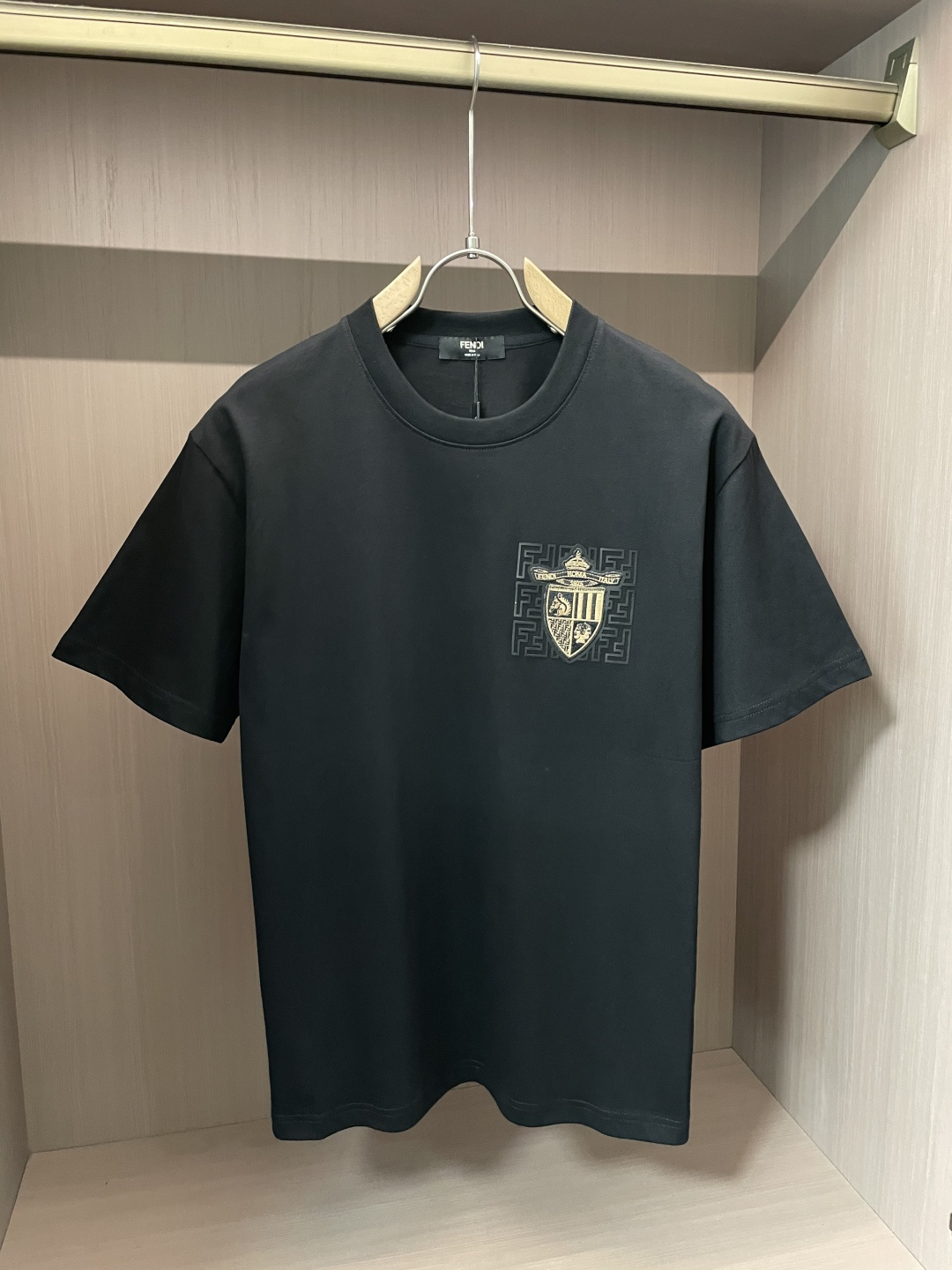 NO:489758,FD official website same model, the official website same model, the official website same model, the important recommendation!  2025ss summer clothing new products, on sale in counter, the latest series of pattern logo short-sleeved T-shirts, the rhythm of each person having to hand in one piece!  Imported top mercerized fabric is extremely skin-friendly and comfortable. It is very delicate to touch, has a good texture, and perfectly reflects the three-dimensional feeling. It is in line with the brand's consistent design style. It is a very good overall style. It is completely fine to wear it alone. Size XS-L, T-shirt,tees, t-shirt,alexander wang19860909FD 官网同款 官网同款 官网同款 重磅推荐！2025ss夏装新品 专柜在售 最新系列图案logo短袖T恤 必须人手一件的节奏！进口顶极丝光面料,极为亲肤舒适 摸上去非常的细腻,质感很好,完美体现立体感 符合品牌一贯设计风格,整体非常不错的一款,内搭单穿都完全没问题 尺码XS-L,,T-shirt,tees，t-shirt,alexander wang,Men's clothing