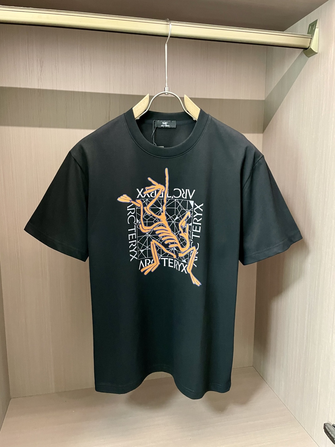 NO:489767,Archaeopteryx is the same as the official website. The same as the official website. The same as the official website. The most important recommendation!  2025ss summer clothing new products, on sale in counter, the latest series of pattern logo short-sleeved T-shirts, the rhythm of each person having to hand in one piece!  Imported top mercerized fabric is extremely skin-friendly and comfortable. It feels very delicate to the touch, has a good texture, and perfectly reflects the three-dimensional feeling. It is in line with the brand's consistent design style. It is a very good overall style. It is completely fine to wear it alone. Size XS-L, arc'teryx, T-shirt,tees, t-shirt,alexander wang19860909始祖鸟 官网同款 官网同款 官网同款 重磅推荐！2025ss夏装新品 专柜在售 最新系列图案logo短袖T恤 必须人手一件的节奏！进口顶极丝光面料,极为亲肤舒适 摸上去非常的细腻,质感很好,完美体现立体感 符合品牌一贯设计风格,整体非常不错的一款,内搭单穿都完全没问题 尺码XS-L,arc'teryx,T-shirt,tees，t-shirt,alexander wang,Men's clothing