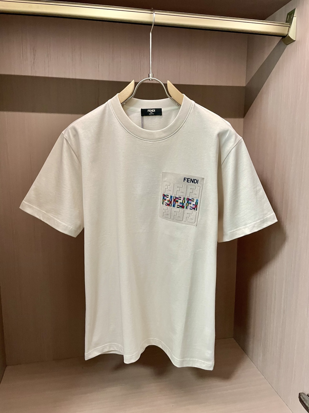 NO:489776,FD official website same model, the official website same model, the official website same model, the important recommendation!  2025ss summer clothing new products, on sale in counter, the latest series of pattern logo short-sleeved T-shirts, the rhythm of each person having to hand in one piece!  Imported top mercerized fabric is extremely skin-friendly and comfortable. It is very delicate to touch, has a good texture, and perfectly reflects the three-dimensional feeling. It is in line with the brand's consistent design style. It is a very good overall style. It is completely fine to wear it alone. Size XS-L, T-shirt,tees, t-shirt,alexander wang19860909FD 官网同款 官网同款 官网同款 重磅推荐！2025ss夏装新品 专柜在售 最新系列图案logo短袖T恤 必须人手一件的节奏！进口顶极丝光面料,极为亲肤舒适 摸上去非常的细腻,质感很好,完美体现立体感 符合品牌一贯设计风格,整体非常不错的一款,内搭单穿都完全没问题 尺码XS-L,,T-shirt,tees，t-shirt,alexander wang,Men's clothing