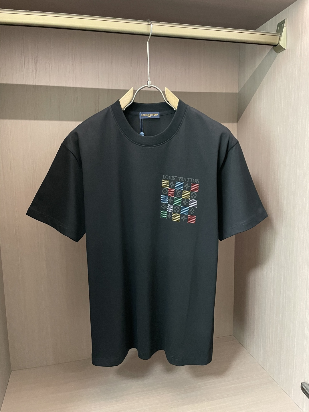 NO:489784,Lv official website same model, official website same model, official website same model, heavy recommendation!  2025ss summer clothing new products, on sale in counter, the latest series of pattern logo short-sleeved T-shirts, the rhythm of each person having to hand in one piece!  Imported top mercerized fabric is extremely skin-friendly and comfortable. It feels very delicate to the touch, has a good texture, and perfectly reflects the three-dimensional feeling. It is in line with the brand's consistent design style. It is a very good overall style. It is completely fine to wear it alone. Size XS-L,,louis vuitton,T-shirt,tees,t-shirt,alexander wang19860909Lv 官网同款 官网同款 官网同款 重磅推荐！2025ss夏装新品 专柜在售 最新系列图案logo短袖T恤 必须人手一件的节奏！进口顶极丝光面料,极为亲肤舒适 摸上去非常的细腻,质感很好,完美体现立体感 符合品牌一贯设计风格,整体非常不错的一款,内搭单穿都完全没问题 尺码XS-L,,louis vuitton,T-shirt,tees，t-shirt,alexander wang,Men's clothing