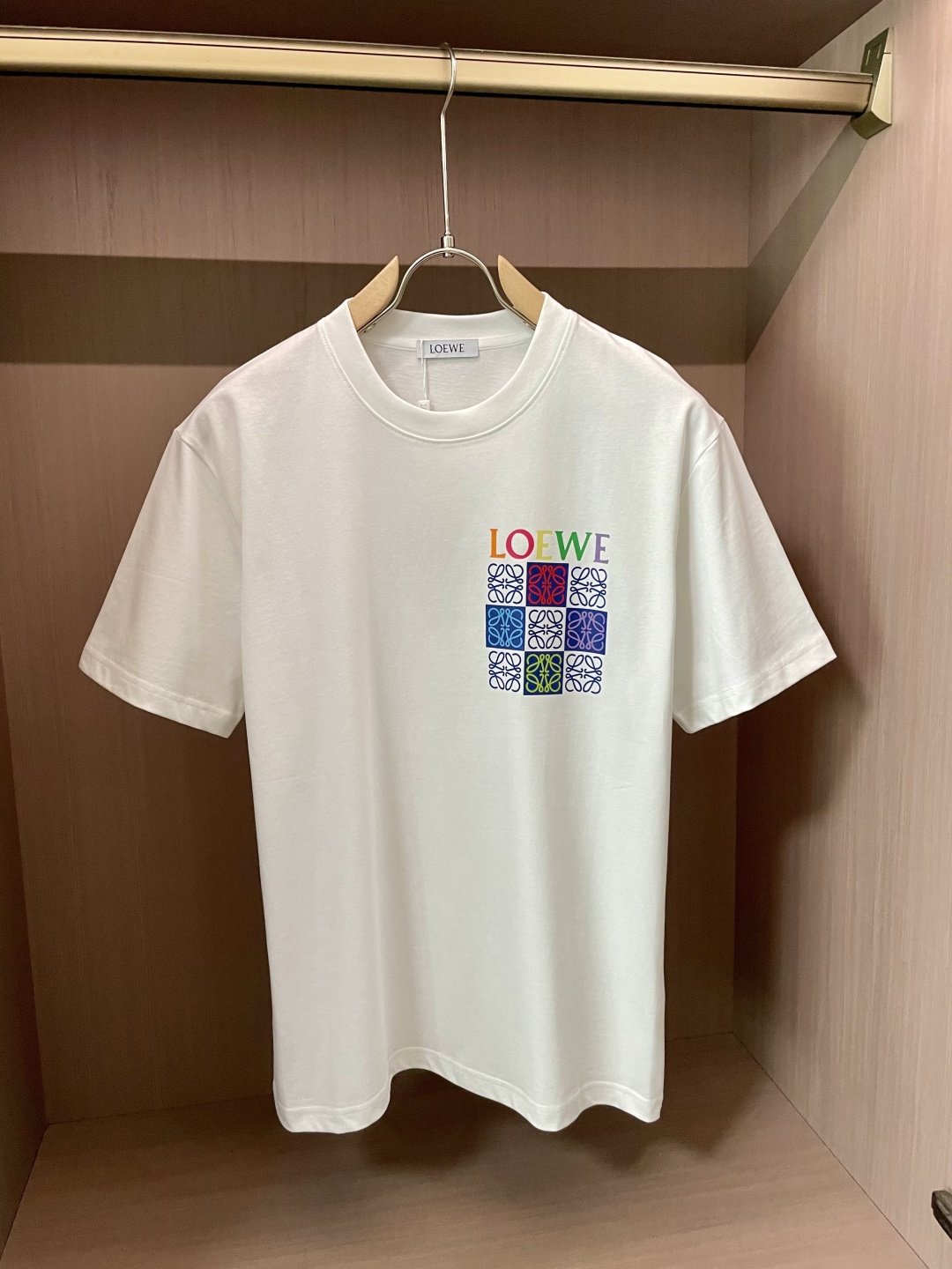 NO:489793,Loewe has the same style as the same style as the same style as the same style as the same website. The most important recommendation!  2025ss summer clothing new products, on sale in counter, the latest series of pattern logo short-sleeved T-shirts, the rhythm of each person having to hand in one piece!  Imported top mercerized fabric is extremely skin-friendly and comfortable. It feels very delicate to the touch, has a good texture, and perfectly reflects the three-dimensional feeling. It is in line with the brand's consistent design style. It is a very good overall style. It is completely fine to wear it alone. Size XS-L, loewe, T-shirt,tees, t-shirt,alexander wang19860909Loewe 官网同款 官网同款 官网同款 重磅推荐！2025ss夏装新品 专柜在售 最新系列图案logo短袖T恤 必须人手一件的节奏！进口顶极丝光面料,极为亲肤舒适 摸上去非常的细腻,质感很好,完美体现立体感 符合品牌一贯设计风格,整体非常不错的一款,内搭单穿都完全没问题 尺码XS-L,,loewe,T-shirt,tees，t-shirt,alexander wang,Men's clothing