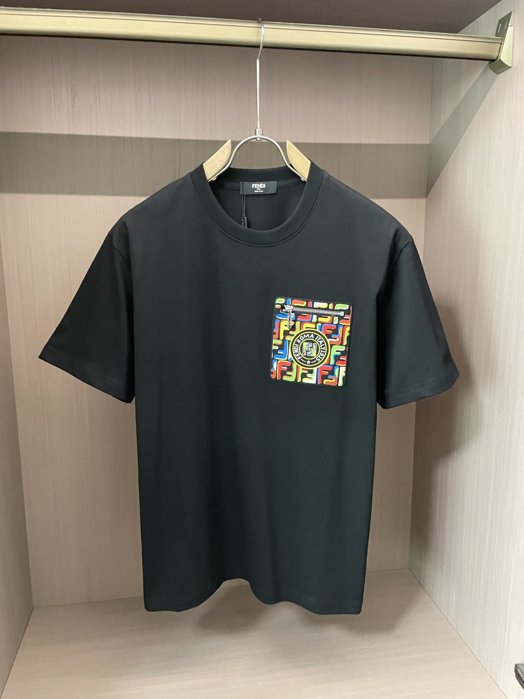 NO:489803,FD official website same model, the official website same model, the official website same model, the important recommendation!  2025ss summer clothing new products, on sale in counter, the latest series of pattern logo short-sleeved T-shirts, the rhythm of each person having to hand in one piece!  Imported top mercerized fabric is extremely skin-friendly and comfortable. It is very delicate to touch, has a good texture, and perfectly reflects the three-dimensional feeling. It is in line with the brand's consistent design style. It is a very good overall style. It is completely fine to wear it alone. Size XS-L, T-shirt,tees, t-shirt,alexander wang19860909FD 官网同款 官网同款 官网同款 重磅推荐！2025ss夏装新品 专柜在售 最新系列图案logo短袖T恤 必须人手一件的节奏！进口顶极丝光面料,极为亲肤舒适 摸上去非常的细腻,质感很好,完美体现立体感 符合品牌一贯设计风格,整体非常不错的一款,内搭单穿都完全没问题 尺码XS-L,,T-shirt,tees，t-shirt,alexander wang,Men's clothing