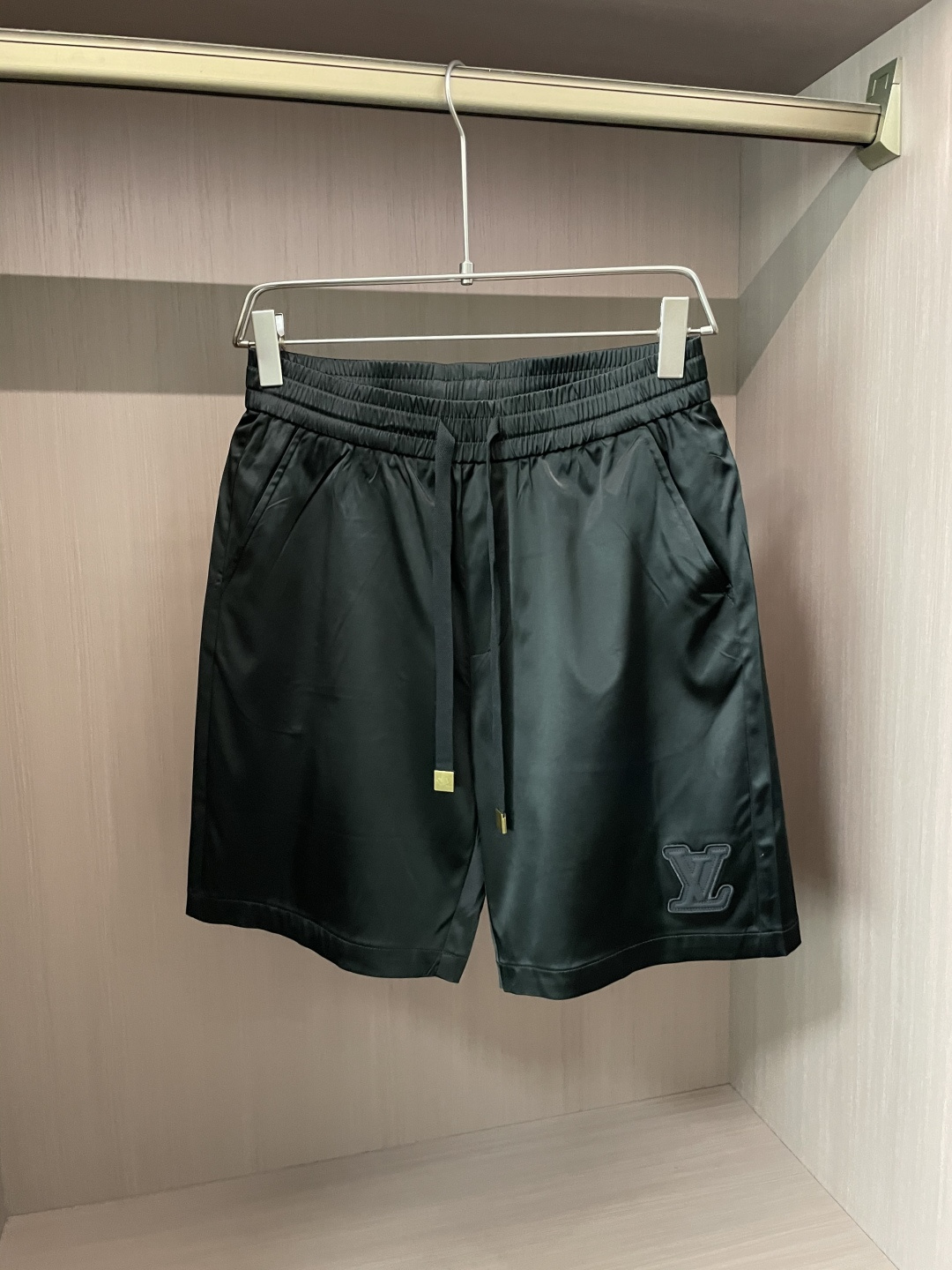 NO:490010,Lv 2025 summer shorts!  All-match elastic waist casual pinch pants!  Elastic waist, insert bags on both sides. The fabric is made of customer-supplied fixed-woven high-strength pure cotton material. The upper body is breathable, soft and skin-friendly, with a delicate feel. The waist is knitted elastic waist and drawstring. You don’t have to worry about the discomfort of being too loose or too tight on the upper body. Whether at home, going out or traveling, it is your best choice for summer!  Code number M-3XL, louis vuitton, shorts, alexander wang19860909Lv 2025夏季短裤！百搭松紧腰休闲五分裤！松紧腰 两侧插袋 面料采用客供定织高支纯棉料,上身透气,柔软亲肤,手感细腻、 腰部针织松紧腰加抽绳,上身不用担心过松过紧的不舒适感 ,无论居家,外出,旅游,都是您夏日的最佳选择！ 码数M-3XL,,louis vuitton,shorts,alexander wang,Men's clothing