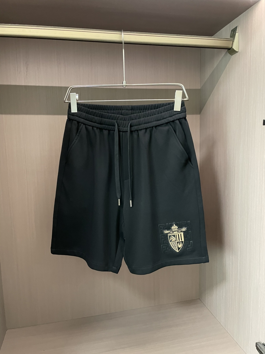 NO:490020,FD 2025 Summer Shorts!  All-match elastic waist casual pinch pants!  Elastic waist, insert bags on both sides. The fabric is made of customer-supplied fixed-woven high-strength pure cotton material. The upper body is breathable, soft and skin-friendly, with a delicate feel. The waist is knitted elastic waist and drawstring. You don’t have to worry about the discomfort of being too loose or too tight on the upper body. Whether at home, going out or traveling, it is your best choice for summer!  Code number M-3XL, shorts, alexander wang19860909FD 2025夏季短裤！百搭松紧腰休闲五分裤！松紧腰 两侧插袋 面料采用客供定织高支纯棉料,上身透气,柔软亲肤,手感细腻、 腰部针织松紧腰加抽绳,上身不用担心过松过紧的不舒适感 ,无论居家,外出,旅游,都是您夏日的最佳选择！ 码数M-3XL,,shorts,alexander wang,Men's clothing