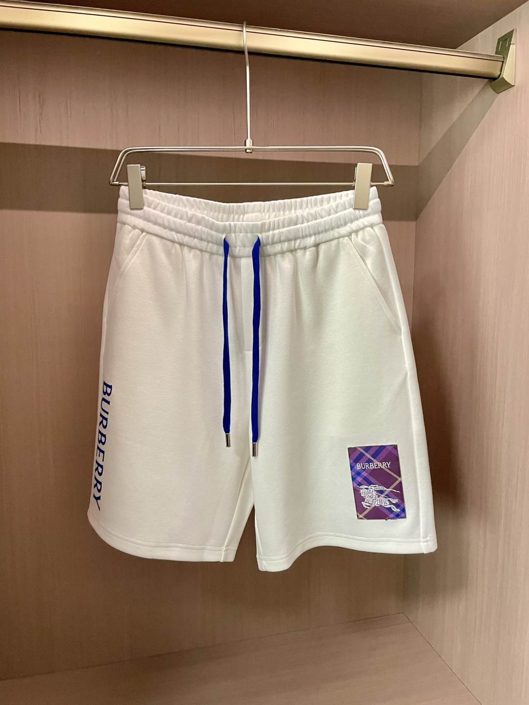 NO:490030,Bur 2025 Summer Shorts!  All-match elastic waist casual pinch pants!  Elastic waist, insert bags on both sides. The fabric is made of customer-supplied fixed-woven high-strength pure cotton material. The upper body is breathable, soft and skin-friendly, with a delicate feel. The waist is knitted elastic waist and drawstring. You don’t have to worry about the discomfort of being too loose or too tight on the upper body. Whether at home, going out or traveling, it is your best choice for summer!  Code number M-3XL, burberry, shorts, alexander wang19860909Bur 2025夏季短裤！百搭松紧腰休闲五分裤！松紧腰 两侧插袋 面料采用客供定织高支纯棉料,上身透气,柔软亲肤,手感细腻、 腰部针织松紧腰加抽绳,上身不用担心过松过紧的不舒适感 ,无论居家,外出,旅游,都是您夏日的最佳选择！ 码数M-3XL,,burberry,shorts,alexander wang,Men's clothing