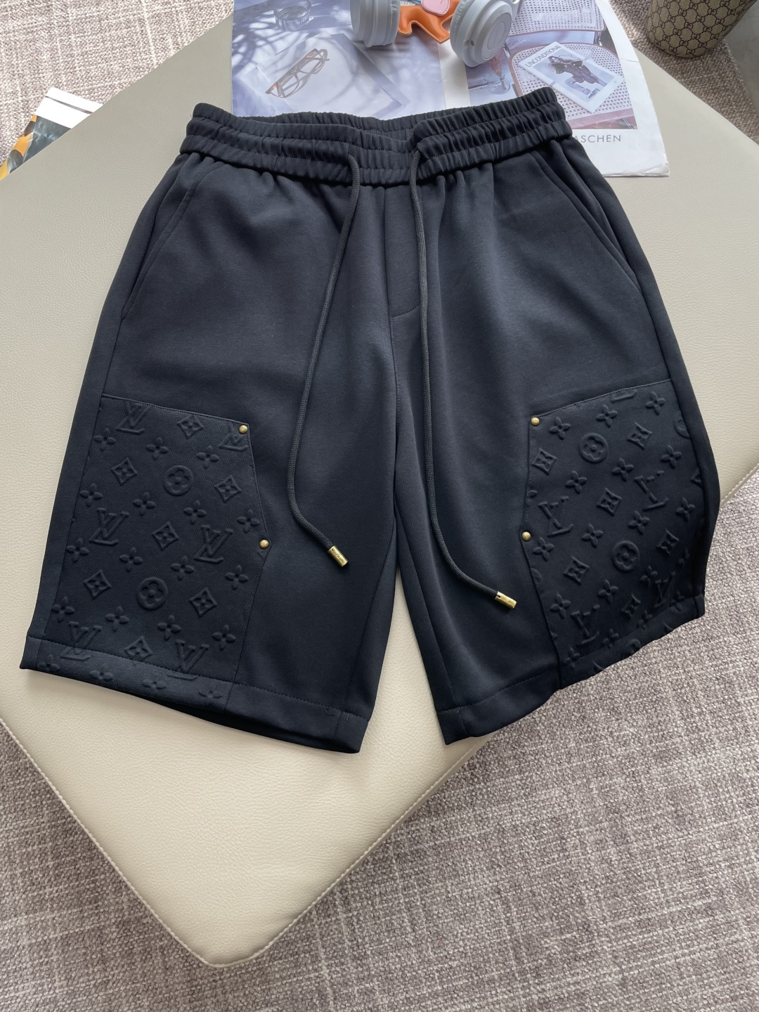 NO:142582,Lv 2025 summer shorts!  All-match elastic waist casual pinch pants!  Elastic waist, insert bags on both sides. The fabric is made of customer-supplied fixed-woven high-strength pure cotton material. The upper body is breathable, soft and skin-friendly, with a delicate feel. The waist is knitted elastic waist and drawstring. You don’t have to worry about the discomfort of being too loose or too tight on the upper body. Whether at home, going out or traveling, it is your best choice for summer!  Code number M-3XL, louis vuitton, shorts, alexander wang19860909Lv 2025夏季短裤！百搭松紧腰休闲五分裤！松紧腰 两侧插袋 面料采用客供定织高支纯棉料,上身透气,柔软亲肤,手感细腻、 腰部针织松紧腰加抽绳,上身不用担心过松过紧的不舒适感 ,无论居家,外出,旅游,都是您夏日的最佳选择！ 码数M-3XL,,louis vuitton,shorts,alexander wang,Men's clothing