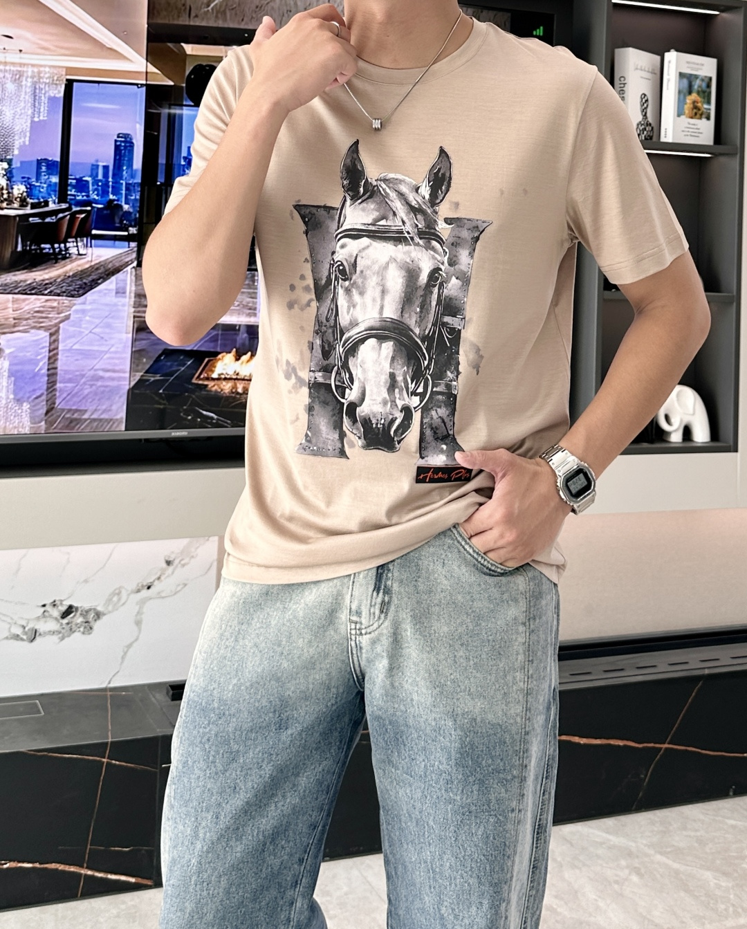 NO:495272,A*S The latest H horse head print for men's round neck T-shirt in spring and summer, the representative 'H' horse head pattern of the predecessor, with a strong old-fashioned retro flavor, uses high-end and difficult handmade tabletop printing. Its fineness and complexity are several times more difficult than ordinary printing and digital printing. The colors are soft and freehand, exquisite and layered. At the same time, the exquisite and shiny Swarovski iron diamonds are superimposed, making the pattern richer, more eye-catching and fashionable. Only those who are truly tasteful can appreciate it!  The traditional and versatile basic style is not picky about people wearing it. The upper body is stylish and stylish, and has more connotation and taste. You can wear it alone or inside. You can match it at will and you will be full of high-quality male god style!  Imported customers supply top-grade fabrics Austrian imported Lanjing Tensac, which has a great touch, is softer and smoother to the touch than ordinary mercerized cotton, and is more refreshing and comfortable to wear, and it will not fade and not deform after wearing for a long time. Size M-3XL (model 172 cm 148 catties and try on L size suitable) 2 colors gray, apricot color, swarovski, tees, t-shirt, alexander wang19860909爱*仕 春夏最新H马头印花男士圆领T恤衫,前身极具代表性的“H”马头图案,带着浓浓的做旧复古风味,采用高端高难度的手工台板印花,其精细度和复杂度都要比一般的普通印花和数码印花要难上数倍,色彩柔和写意,精致而富有层次感,同时叠加精美闪亮的施华洛世奇烫钻,使得图案更丰富更吸睛更时髦,只有真正有品味的人才能领略！传统百搭的基础版型,不挑人穿,上身有型有格调,更有内涵和品位,可单穿可内搭,随意搭配都是逼格满满的优质男神范儿！进口客供顶级面料奥地利进口兰精天丝兰,手感超级赞,摸上去比一般丝光棉更加柔软顺滑,穿着更加冰爽舒适,且久穿久洗不褪色不变形.尺码M-3XL（模特172厘米148斤试穿L码合适）2个颜色灰色,杏色,,swarovski,tees，t-shirt,alexander wang,Men's clothing