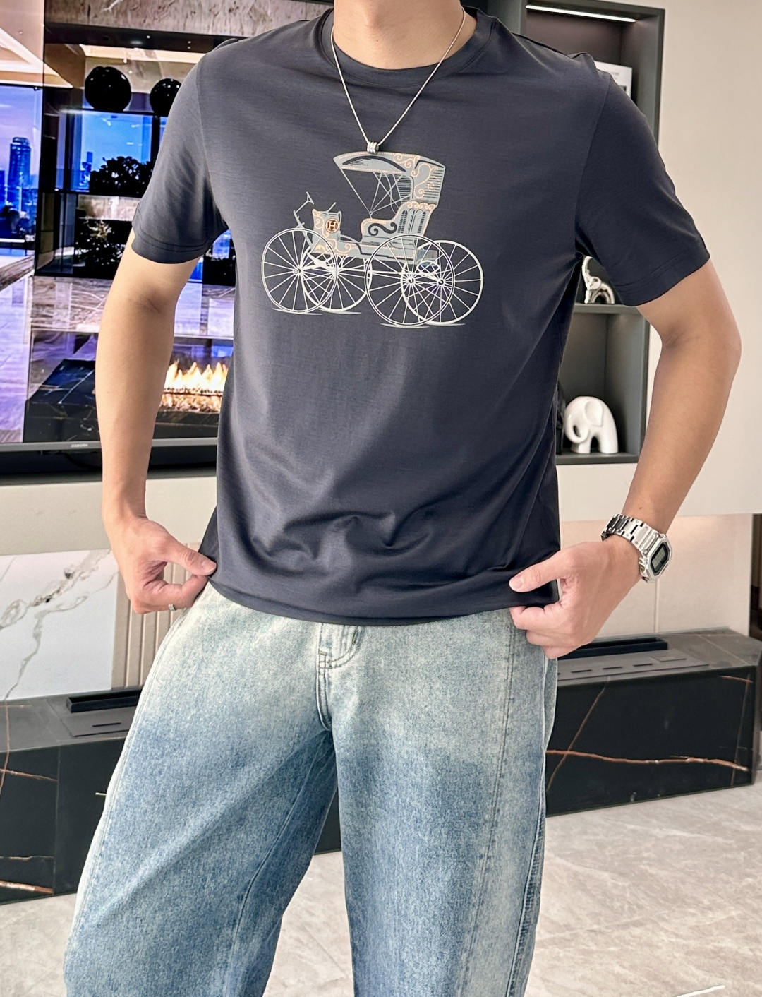 NO:495267,A*S The latest classic carriage print for men's round neck T-shirt in spring and summer, the representative classic carriage pattern of the predecessor, with a strong retro flavor, uses high-end and difficult handmade tabletop printing. Its fineness and complexity are several times more difficult than ordinary printing and digital printing. The colors are soft and freehand, exquisite and layered, atmospheric but not too ostentatious. Only those who have real taste can appreciate it!  The traditional and versatile basic style is not picky about people wearing it. The upper body is stylish and stylish, and has more connotation and taste. You can wear it alone or inside. You can match it at will and you will be full of high-quality male god style!  Imported customers supply top-grade fabrics Austrian imported Lanjing Tensac, which has a great touch, is softer and smoother to the touch than ordinary mercerized cotton, and is more refreshing and comfortable to wear, and it will not fade and not deform after wearing for a long time. Size M-3XL (model 172 cm 148 catties and try on L size suitable) 2 colors dark gray, light gray, tees, t-shirt, alexander wang19860909爱*仕 春夏最新古典马车印花男士圆领T恤衫,前身极具代表性的古典马车马图案,带着浓浓的复古风味,采用高端高难度的手工台板印花,其精细度和复杂度都要比一般的普通印花和数码印花要难上数倍,色彩柔和写意,精致而富有层次感,大气但不会过于张扬,只有真正有品味的人才能领略！传统百搭的基础版型,不挑人穿,上身有型有格调,更有内涵和品位,可单穿可内搭,随意搭配都是逼格满满的优质男神范儿！进口客供顶级面料奥地利进口兰精天丝兰,手感超级赞,摸上去比一般丝光棉更加柔软顺滑,穿着更加冰爽舒适,且久穿久洗不褪色不变形.尺码M-3XL（模特172厘米148斤试穿L码合适）2个颜色深灰,浅灰,,tees，t-shirt,alexander wang,Men's clothing