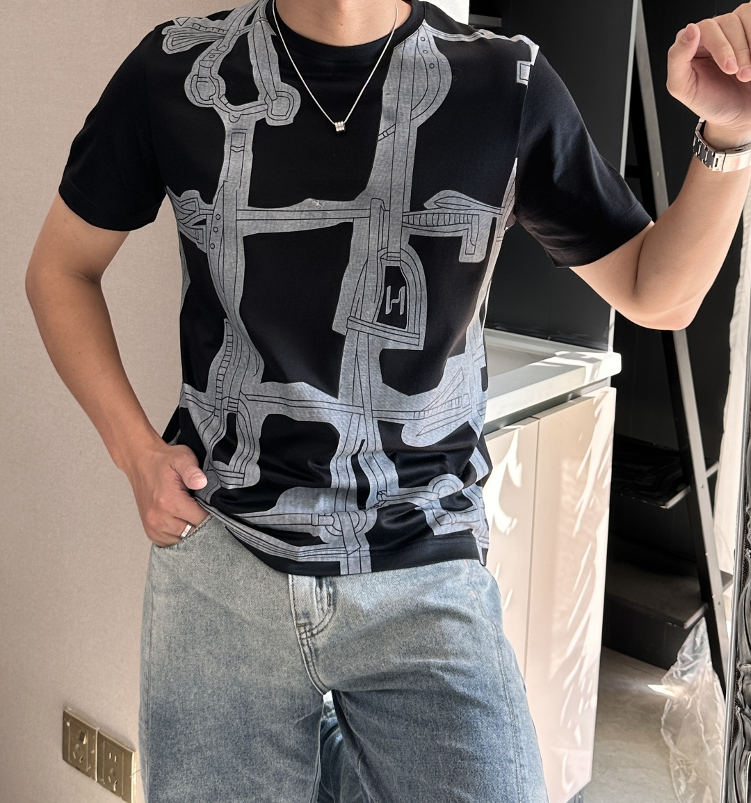 NO:495260,A*S The latest saddle printed men's round-neck T-shirt in spring and summer, the predecessor has a very representative saddle pattern, and the 'H' shape composed of saddle belt is unique and creative. It uses high-end and difficult handmade tableboard printing. Its fineness and complexity are several times more difficult than ordinary printing and digital printing. The colors are soft and freehand, exquisite and layered, atmospheric but not too ostentatious. Only those who have real taste can appreciate it!  The traditional and versatile basic style is not picky about people wearing it. The upper body is stylish and stylish, and has more connotation and taste. You can wear it alone or inside. You can match it at will and you will be full of high-quality male god style!  Imported customers supply top-grade fabrics Austrian imported Lanjing Tensac, which feels great, feels softer and smoother to the touch than ordinary mercerized cotton, is more refreshing and comfortable to wear, and will not fade or deform after wearing for a long time. Size M-3XL (model 172 cm 148 catties and try on L size suitable) 2 colors black, white, tees, t-shirt, alexander wang19860909爱*仕 春夏最新马鞍印花男士圆领T恤衫,前身极具代表性的马鞍图案,马鞍皮带组成的“H”造型独具创意,采用高端高难度的手工台板印花,其精细度和复杂度都要比一般的普通印花和数码印花要难上数倍,色彩柔和写意,精致而富有层次感,大气但不会过于张扬,只有真正有品味的人才能领略！传统百搭的基础版型,不挑人穿,上身有型有格调,更有内涵和品位,可单穿可内搭,随意搭配都是逼格满满的优质男神范儿！进口客供顶级面料奥地利进口兰精天丝兰,手感超级赞,摸上去比一般丝光棉更加柔软顺滑,穿着更加冰爽舒适,且久穿久洗不褪色不变形.尺码M-3XL（模特172厘米148斤试穿L码合适）2个颜色黑色,白色,,tees，t-shirt,alexander wang,Men's clothing