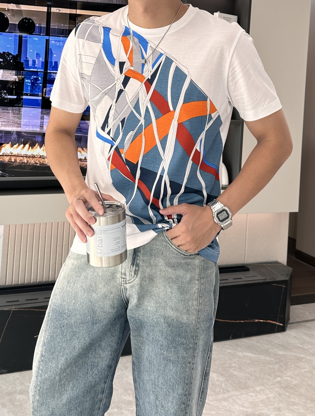 NO:495247,Aimajia Spring and Summer latest fragment printed men's round neck T-shirt, a creative large pair of color fragment patterns on the chest, using imported digital printing and full cotton digital direct injection technology, truly achieving high fidelity and clarity, visually presenting a distinct layered artistic effect, and every detail is printed with extremely exquisite and clear, an absolute pinnacle work!  The traditional and versatile basic style is not picky about people wearing it. The upper body is stylish and stylish, and has more connotation and taste. You can wear it alone or inside. You can match it at will and you will be full of high-quality male god style!  Fabric imported from Austria, Lanjing Tenchi, has a great touch, is softer and smoother to the touch than ordinary mercerized cotton, is more refreshing and comfortable to wear, and it will not fade and not deform after wearing for a long time. Size M-3XL (model 172 cm 148 catties and try on L size suitable) 2 colors dark gray, white, hermes, tees, t-shirt, alexander wang19860909爱马家 春夏最新碎片印花男士圆领T恤衫,胸前独具创意的大副彩色碎片图案,采用进口机数码印花,全棉数码直喷技术,真正做到高保真清晰度,在视觉上呈现出鲜明的层次艺术效果,每一处细节都印得无比精致清晰,绝对的巅峰之作！传统百搭的基础版型,不挑人穿,上身有型有格调,更有内涵和品位,可单穿可内搭,随意搭配都是逼格满满的优质男神范儿！面料奥地利进口兰精天丝兰,手感超级赞,摸上去比一般丝光棉更加柔软顺滑,穿着更加冰爽舒适,且久穿久洗不褪色不变形.尺码M-3XL（模特172厘米148斤试穿L码合适）2个颜色深灰,白色,,hermes,tees，t-shirt,alexander wang,Men's clothing