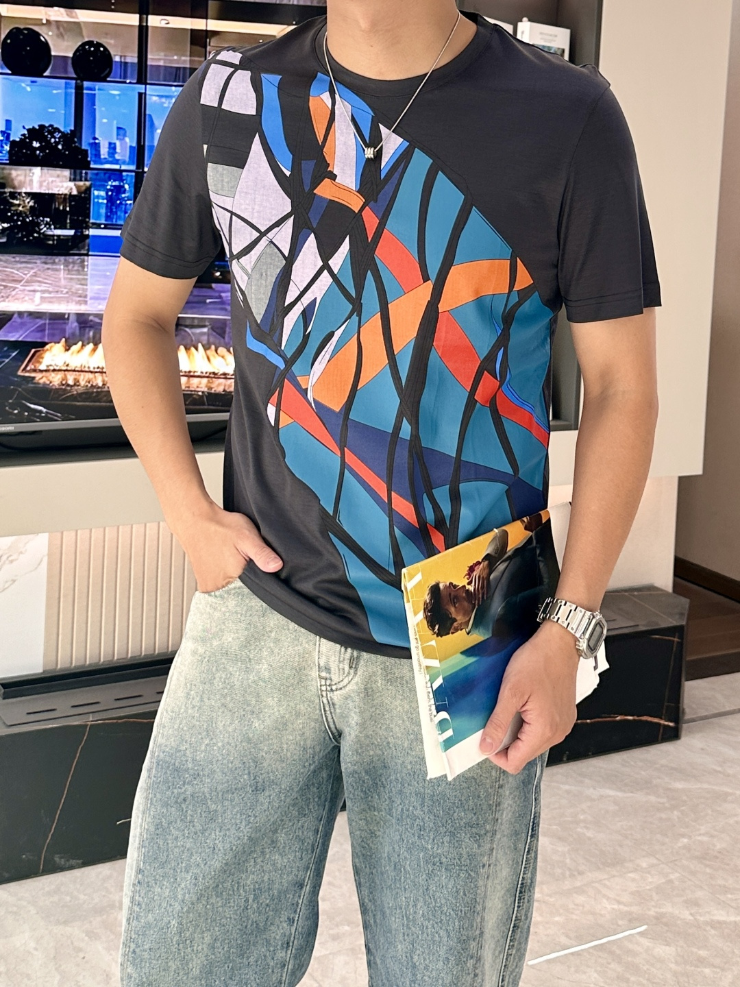 NO:495253,Aimajia Spring and Summer latest fragment printed men's round neck T-shirt, a creative large pair of color fragment patterns on the chest, using imported digital printing and full cotton digital direct injection technology, truly achieving high fidelity and clarity, visually presenting a distinct layered artistic effect, and every detail is printed with extremely exquisite and clear, an absolute pinnacle work!  The traditional and versatile basic style is not picky about people wearing it. The upper body is stylish and stylish, and has more connotation and taste. You can wear it alone or inside. You can match it at will and you will be full of high-quality male god style!  Fabric imported from Austria, Lanjing Tenchi, has a great touch, is softer and smoother to the touch than ordinary mercerized cotton, is more refreshing and comfortable to wear, and it will not fade and not deform after wearing for a long time. Size M-3XL (model 172 cm 148 catties and try on L size suitable) 2 colors dark gray, white, hermes, tees, t-shirt, alexander wang19860909爱马家 春夏最新碎片印花男士圆领T恤衫,胸前独具创意的大副彩色碎片图案,采用进口机数码印花,全棉数码直喷技术,真正做到高保真清晰度,在视觉上呈现出鲜明的层次艺术效果,每一处细节都印得无比精致清晰,绝对的巅峰之作！传统百搭的基础版型,不挑人穿,上身有型有格调,更有内涵和品位,可单穿可内搭,随意搭配都是逼格满满的优质男神范儿！面料奥地利进口兰精天丝兰,手感超级赞,摸上去比一般丝光棉更加柔软顺滑,穿着更加冰爽舒适,且久穿久洗不褪色不变形.尺码M-3XL（模特172厘米148斤试穿L码合适）2个颜色深灰,白色,,hermes,tees，t-shirt,alexander wang,Men's clothing