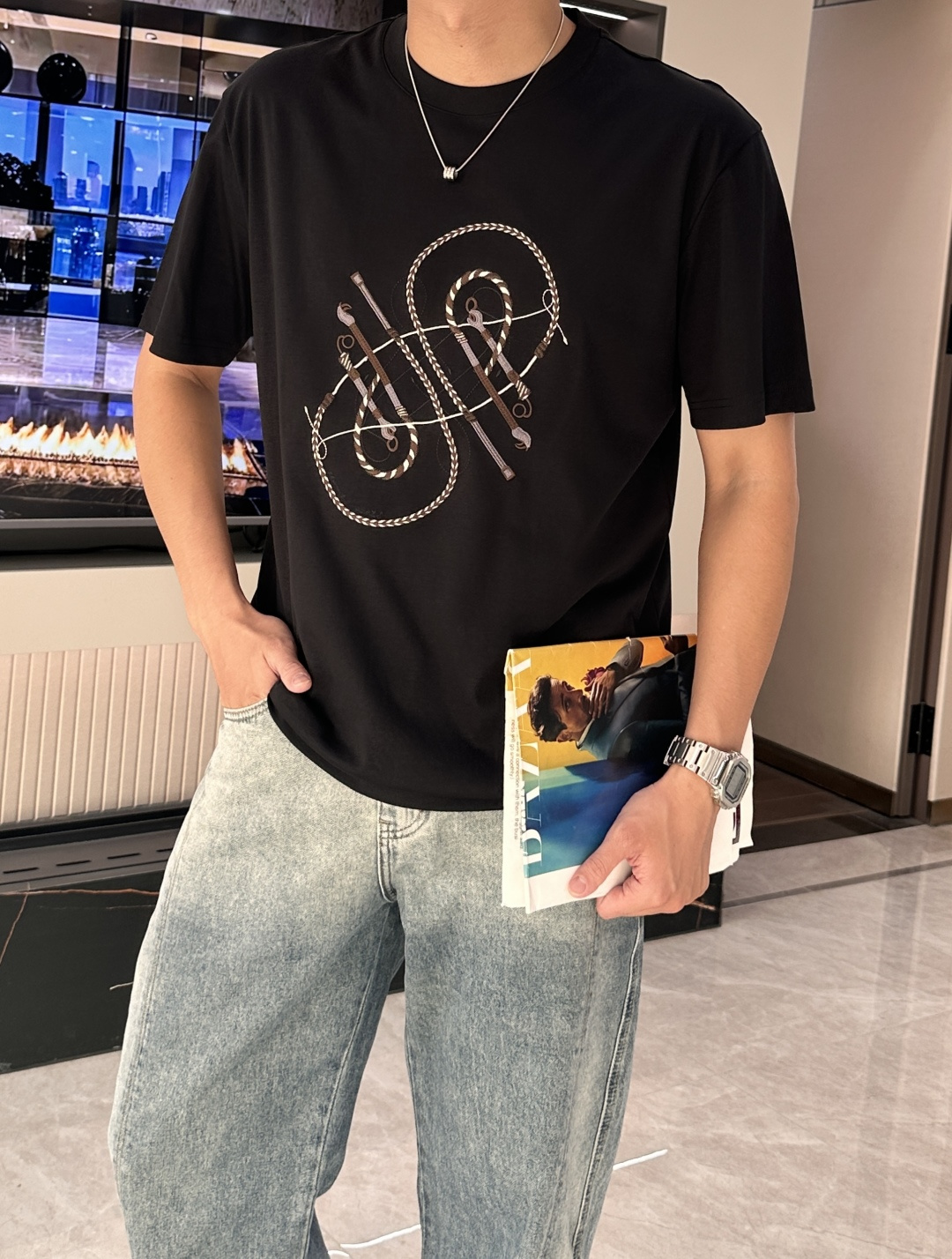 NO:495243,A*S The latest horse whip embroidered round neck T-shirt in spring and summer, with a wide style over Size style, without picking on the figure at all, the overall effect is loose but very charming, not loose enough to lose shape, and the outfit is versatile, super young and more stylish, and a high street outfit artifact that cannot be picked!  The highly representative horse whip pattern on the chest adopts 3D three-dimensional embroidery technology, which is exquisite and full, three-dimensional and stylish, atmospheric but not too ostentatious. It has connotation and taste when worn. Whether it is worn alone in summer or with various shirts or jackets in spring and autumn, it can easily lead the latest fashion trends. A must-have high-end handsome men!  The neckline ribbed edges are neatly and meticulously closed, and the shoulders are neatly sewn with a high difficulty coefficient, showing the top-notch craftsmanship quality with a very fashionable feeling. The fabric cotton is customized with imported high-end straight-sliding interwoven long-length cotton blend. The 21 double-strand combed fabric creates a thick texture, soft and skin-friendly, elastic, and has strong breathable and moisture-absorbing properties, making it comfortable and pleasant to the body. Size M-3XL (model 172 cm 148 catties and suitable for trying on L size) 3 colors black, green, apricot, jackets & coats,shirts,tees, t-shirt, alexander wang19860909爱*仕 春夏最新马鞭刺绣案圆领T恤衫,宽大版型Over Size风格,完全不挑身材,整体效果宽松却极具韵味,不会松垮到没型,穿搭更是万能得百搭,超显年轻更具格调与品位,无法挑剔的高街穿搭神器！胸前极具代表性的马鞭图案,采用3D立体刺绣工艺,精致饱满,立体有型,大气但不会过于张扬,穿上身有内涵有品位,无论夏季单穿,还是春秋季搭配各式衬衫或者外套,都能轻松引领最新时尚潮流,高端型男必备尚品！领口棱纹收边工整细致,肩部运用难度系数较高的双股线工整缝合制作,彰显出极具时髦感的顶级工艺品质.面料棉,采用进口高级的挺滑交织长绒棉混纺定制而成,21支双股精梳面料营造的厚织感,触感软糯亲肤,有弹性,且拥有极强的透气吸湿性能,上身体感舒适宜人.尺码M-3XL（模特172厘米148斤试穿L码合适）3个颜色黑色,绿色,杏色,,jackets & coats,shirts,tees，t-shirt,alexander wang,Men's clothing