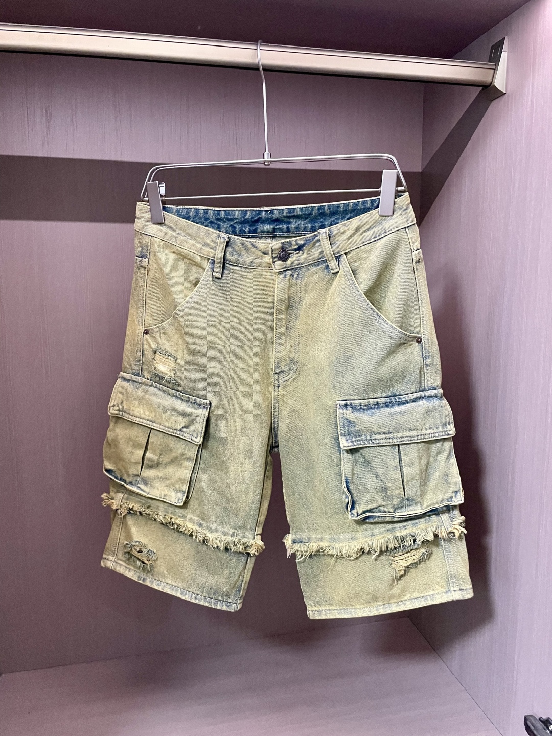 NO:507082,Balenciaga ss summer new men's casual denim shorts, high-end version!  Customized fabrics for counters are breathable and comfortable, with impeccable details, and the brand element design concept reflects high quality. The feel is delicate and soft!  It is casually cut, with a great upper body style!  Size: 29-38, balenciaga, shorts, alexander wang19860909巴黎世家 ss夏季新款男士休闲牛仔短裤,高端版本！专柜定制面料 透气舒适度高,细节无可挑剔,品牌元素设计理念,体现高品质.手感细腻柔软！呈现休闲裁剪,上身版型超赞！ 尺码:29-38,,balenciaga,shorts,alexander wang,Men's clothing