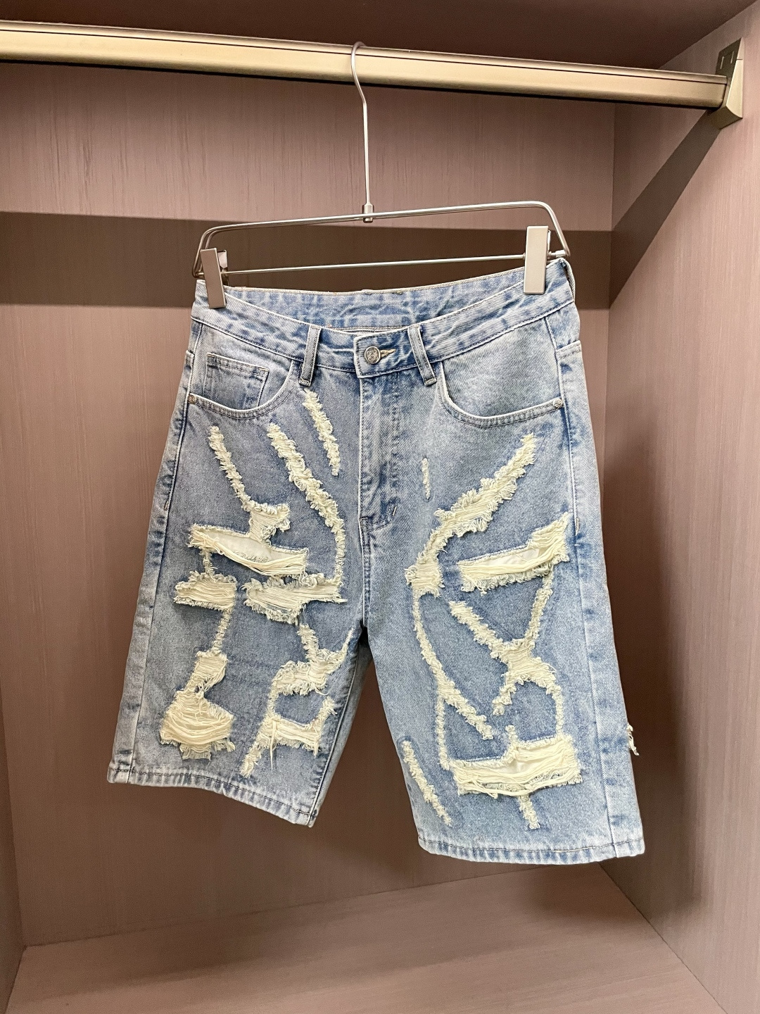 NO:507080,Loewe ss summer new men's casual denim shorts, high-end version!  Customized fabrics for counters are breathable and comfortable, with impeccable details, and the brand element design concept reflects high quality. The feel is delicate and soft!  It is casually cut, with a great upper body style!  Size: 29-38, loewe, shorts, alexander wang19860909Loewe ss夏季新款男士休闲牛仔短裤,高端版本！专柜定制面料 透气舒适度高,细节无可挑剔,品牌元素设计理念,体现高品质.手感细腻柔软！呈现休闲裁剪,上身版型超赞！ 尺码:29-38,,loewe,shorts,alexander wang,Men's clothing