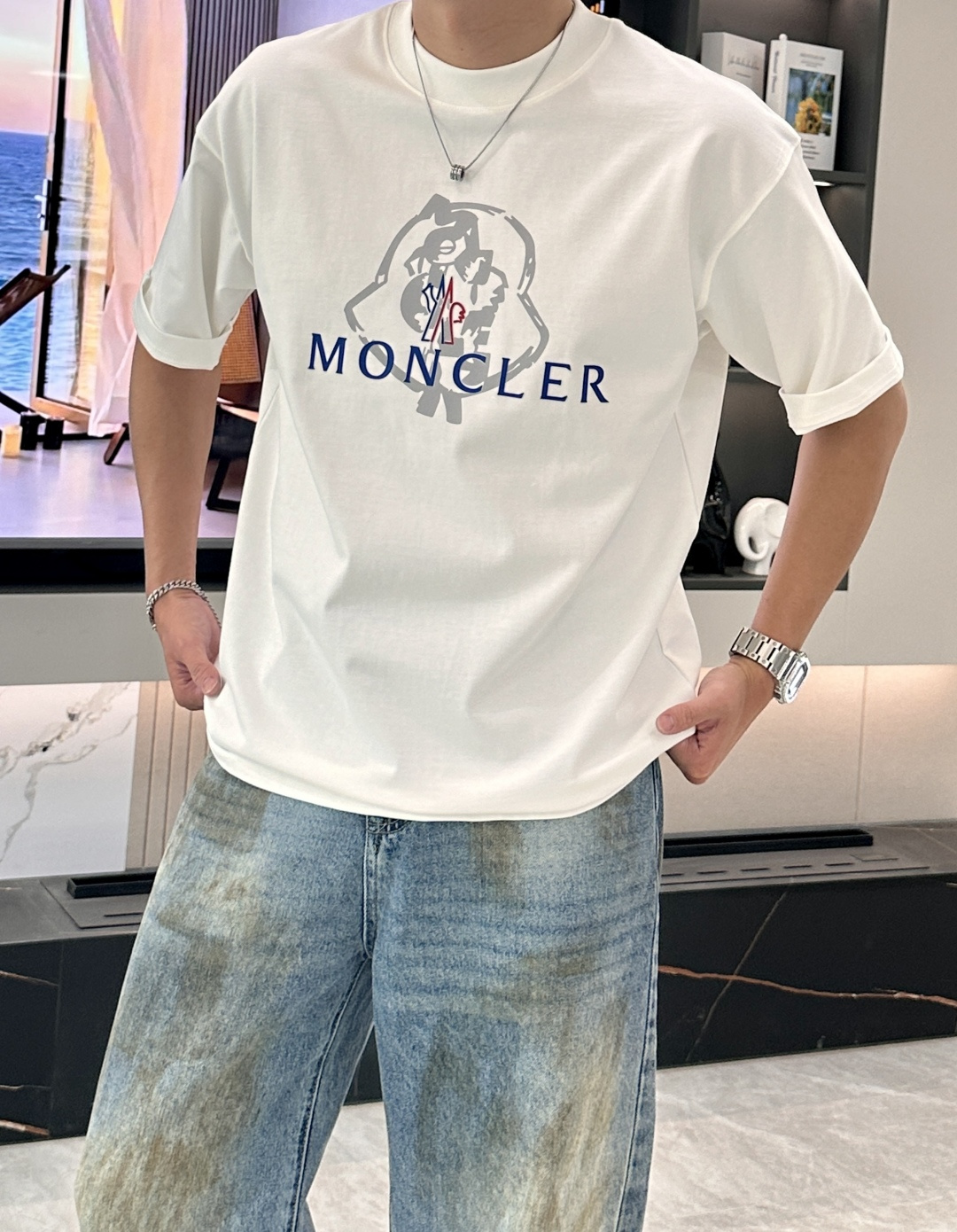 NO:148938,The 2025 spring and summer style/official website synchronization The fabric is made of heavy pure cotton combed cotton fabric, OS loose style, and the upper body style is super positive!  Everyday versatile, a must-have item for wardrobe!  Size S-3XL (Large-size) Size/part S M L XL 2XL 3XL Shoulder width 52 54 56 57 59 60 Length 70 72.75.78.82.85. Bust 54 56.58.60.62.64. Sleeve length 24 26 27 28 29 30,,Moncler,alexander wang19860909蒙口 2025春夏款/官网同步 面料采用重磅纯棉精梳棉面料,OS宽松版型,上身版型超正！日常百搭,衣橱必备单品！ 尺码 S-3XL（版型偏大） 码数/部位S M L XL 2XL 3XL 肩宽 52 54 56 57 59 60 衣长70 72.75.78.82.85. 胸围 54 56.58.60.62.64. 袖长24 26 27 28 29 30,,Moncler,alexander wang,Men's clothing