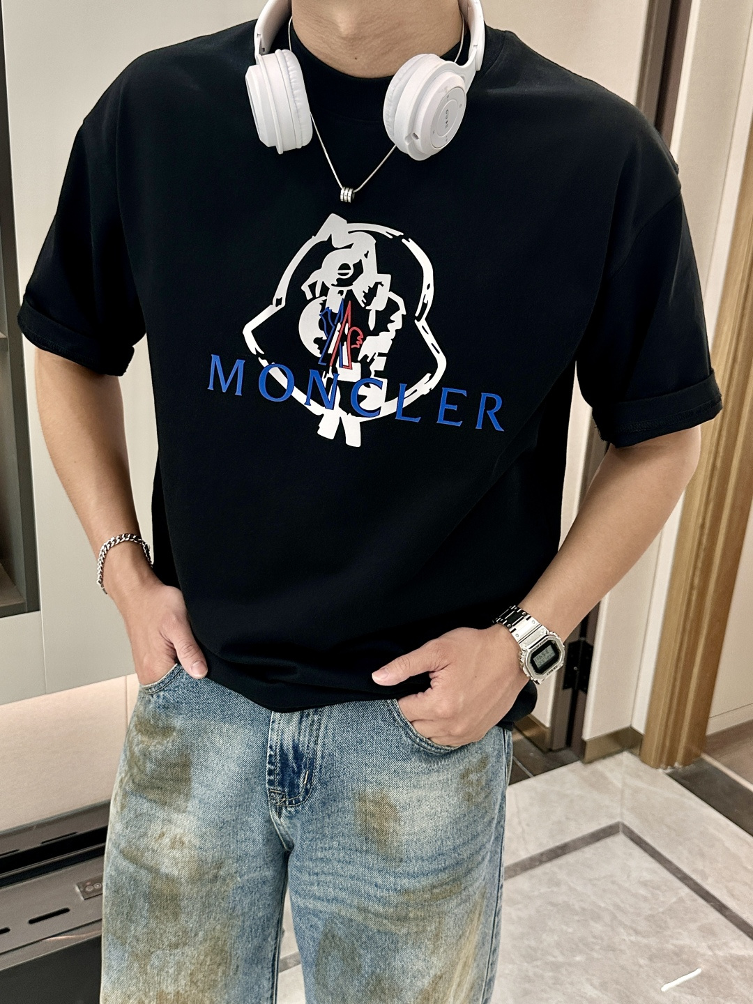 NO:149018,The 2025 spring and summer style/official website synchronization The fabric is made of heavy pure cotton combed cotton fabric, OS loose style, and the upper body style is super positive!  Everyday versatile, a must-have item for wardrobe!  Size S-3XL (Large-size) Size/part S M L XL 2XL 3XL Shoulder width 52 54 56 57 59 60 Length 70 72.75.78.82.85. Bust 54 56.58.60.62.64. Sleeve length 24 26 27 28 29 30,,Moncler,alexander wang19860909蒙口 2025春夏款/官网同步 面料采用重磅纯棉精梳棉面料,OS宽松版型,上身版型超正！日常百搭,衣橱必备单品！ 尺码 S-3XL（版型偏大） 码数/部位S M L XL 2XL 3XL 肩宽 52 54 56 57 59 60 衣长70 72.75.78.82.85. 胸围 54 56.58.60.62.64. 袖长24 26 27 28 29 30,,Moncler,alexander wang,Men's clothing