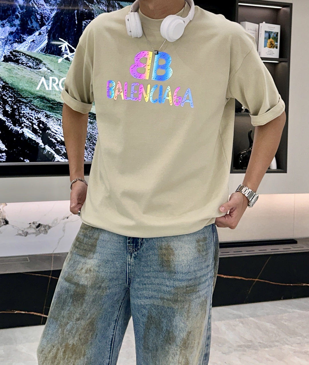 NO:148949,Balenciaga 2025 spring and summer style/official website synchronization The fabric is made of heavy pure cotton combed cotton fabric, OS loose style, and the upper body style is super positive!  Everyday versatile, a must-have item for wardrobe!  Size S-3XL (Large-size) Size/part S M L XL 2XL 3XL Shoulder width 52 54 56 57 59 60 Clothes length 70 72.75.78.82.85. Bust 54 56.58.60.62.64. Sleeve length 24 26 27 28 29 30,,balenciaga,alexander wang19860909巴黎世家 2025春夏款/官网同步 面料采用重磅纯棉精梳棉面料,OS宽松版型,上身版型超正！日常百搭,衣橱必备单品！ 尺码 S-3XL（版型偏大） 码数/部位S M L XL 2XL 3XL 肩宽 52 54 56 57 59 60 衣长70 72.75.78.82.85. 胸围 54 56.58.60.62.64. 袖长24 26 27 28 29 30,,balenciaga,alexander wang,Men's clothing