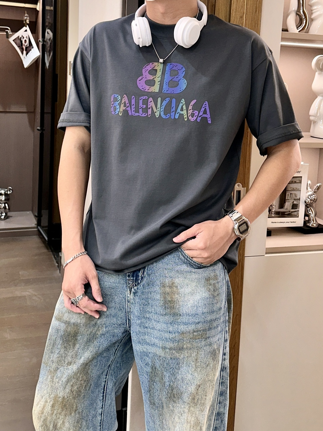 NO:148958,Balenciaga 2025 spring and summer style/official website synchronization The fabric is made of heavy pure cotton combed cotton fabric, OS loose style, and the upper body style is super positive!  Everyday versatile, a must-have item for wardrobe!  Size S-3XL (Large-size) Size/part S M L XL 2XL 3XL Shoulder width 52 54 56 57 59 60 Clothes length 70 72.75.78.82.85. Bust 54 56.58.60.62.64. Sleeve length 24 26 27 28 29 30,,balenciaga,alexander wang19860909巴黎世家 2025春夏款/官网同步 面料采用重磅纯棉精梳棉面料,OS宽松版型,上身版型超正！日常百搭,衣橱必备单品！ 尺码 S-3XL（版型偏大） 码数/部位S M L XL 2XL 3XL 肩宽 52 54 56 57 59 60 衣长70 72.75.78.82.85. 胸围 54 56.58.60.62.64. 袖长24 26 27 28 29 30,,balenciaga,alexander wang,Men's clothing