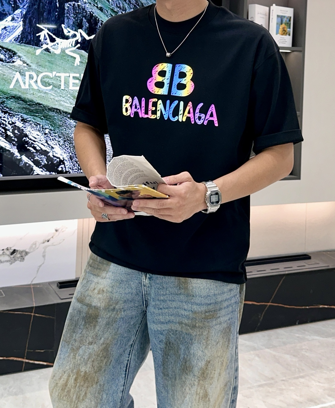 NO:148981,Balenciaga 2025 spring and summer style/official website synchronization The fabric is made of heavy pure cotton combed cotton fabric, OS loose style, and the upper body style is super positive!  Everyday versatile, a must-have item for wardrobe!  Size S-3XL (Large-size) Size/part S M L XL 2XL 3XL Shoulder width 52 54 56 57 59 60 Clothes length 70 72.75.78.82.85. Bust 54 56.58.60.62.64. Sleeve length 24 26 27 28 29 30,,balenciaga,alexander wang19860909巴黎世家 2025春夏款/官网同步 面料采用重磅纯棉精梳棉面料,OS宽松版型,上身版型超正！日常百搭,衣橱必备单品！ 尺码 S-3XL（版型偏大） 码数/部位S M L XL 2XL 3XL 肩宽 52 54 56 57 59 60 衣长70 72.75.78.82.85. 胸围 54 56.58.60.62.64. 袖长24 26 27 28 29 30,,balenciaga,alexander wang,Men's clothing