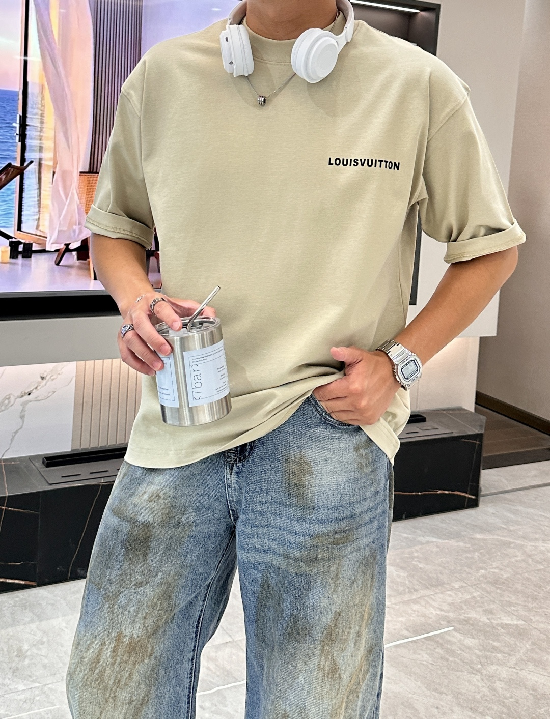 NO:148990,Lv 2025 spring and summer style/official website synchronization The fabric is made of heavy pure cotton combed cotton fabric, OS loose style, and the upper body style is super positive!  Everyday versatile, a must-have item for wardrobe!  Size S-3XL (Large-size) Size/part S M L XL 2XL 3XL Shoulder width 52 54 56 57 59 60 Clothes length 70 72.75.78.82.85. Bust 54 56.58.60.62.64. Sleeve length 24 26 27 28 29 30,,louis vuitton,alexander wang19860909Lv 2025春夏款/官网同步 面料采用重磅纯棉精梳棉面料,OS宽松版型,上身版型超正！日常百搭,衣橱必备单品！ 尺码 S-3XL（版型偏大） 码数/部位S M L XL 2XL 3XL 肩宽 52 54 56 57 59 60 衣长70 72.75.78.82.85. 胸围 54 56.58.60.62.64. 袖长24 26 27 28 29 30,,louis vuitton,alexander wang,Men's clothing