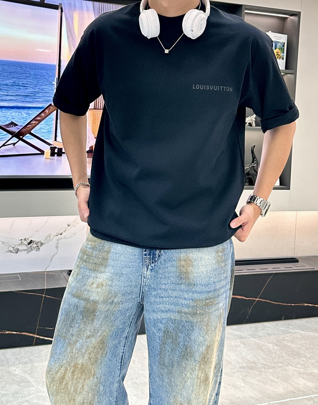 NO:148997,Lv 2025 spring and summer style/official website synchronization The fabric is made of heavy pure cotton combed cotton fabric, OS loose style, and the upper body style is super positive!  Everyday versatile, a must-have item for wardrobe!  Size S-3XL (Large-size) Size/part S M L XL 2XL 3XL Shoulder width 52 54 56 57 59 60 Clothes length 70 72.75.78.82.85. Bust 54 56.58.60.62.64. Sleeve length 24 26 27 28 29 30,,louis vuitton,alexander wang19860909Lv 2025春夏款/官网同步 面料采用重磅纯棉精梳棉面料,OS宽松版型,上身版型超正！日常百搭,衣橱必备单品！ 尺码 S-3XL（版型偏大） 码数/部位S M L XL 2XL 3XL 肩宽 52 54 56 57 59 60 衣长70 72.75.78.82.85. 胸围 54 56.58.60.62.64. 袖长24 26 27 28 29 30,,louis vuitton,alexander wang,Men's clothing