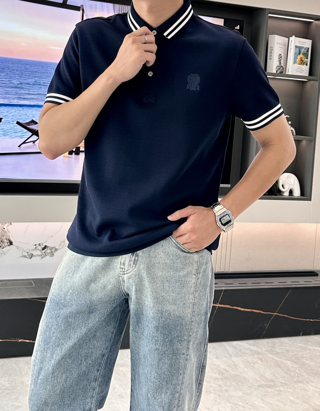 NO:149025,BC 2025 Spring and Summer New Products show the style in the classics. The white style is pure and elegant, and the navy blue style is calm and atmospheric. The contrasting striped design of the neckline and cuffs adds exquisite details to the simple style. The iconic brand embroidery pattern is low-key but powerfully demonstrating the brand identity. Whether it is paired with casual trousers to attend business and casual occasions or shorts for daily travel, it can easily show elegant taste and capable temperament. Size 48-58,, shorts, alexander wang19860909BC 2025春夏新品 经典之中尽显时尚格调.白色款纯净优雅,藏青色款沉稳大气.领口与袖口的撞色条纹设计,为简约的款式增添精致细节.标志性的品牌刺绣图案,低调却有力地彰显品牌身份.无论是搭配休闲长裤出席商务休闲场合,还是配上短裤用于日常出行,都能轻松展现优雅品味与干练气质. 尺码48-58,,shorts,alexander wang,Men's clothing