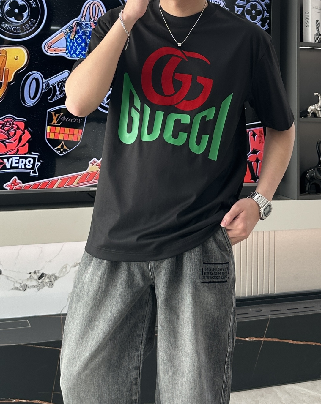 NO:148956,Gucc 2025 spring and summer new style first-time counter latest short-sleeved round-neck T-shirt, high-end customization, avant-garde and fashionable design!  Brand logo heavy craft design, high-end customized mercerated cloud cotton fabric, soft feel, comfortable to wear, exquisite counter-level car line, fine workmanship, invincible and handsome upper body effect!  A must-have item for handsome men!  Color black white Number M-3XL, gucci, T-shirt,tees, t-shirt,alexander wang19860909Gucc 2025春夏新款首发专柜最新款短袖圆领T恤 高端订制 设计前卫时尚！品牌logo重工艺设计 高端定制丝光云朵棉面料.手感柔软.穿着舒适.专柜级别精致车线.做工精细.上身效果无敌帅气！型男必备单品！ 颜色黑色 白色 码数M-3XL,,gucci,T-shirt,tees，t-shirt,alexander wang,Men's clothing