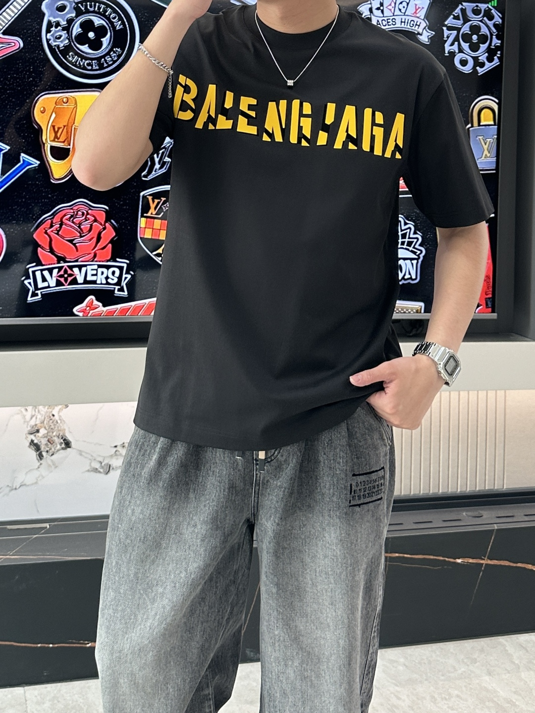 NO:148967,Balenciaga 2025 spring and summer new first-time counter latest short-sleeved round-neck T-shirt, high-end customization, avant-garde and fashionable design!  Brand logo heavy craft design, high-end customized mercerated cloud cotton fabric, soft feel, comfortable to wear, exquisite counter-level car line, fine workmanship, invincible and handsome upper body effect!  A must-have item for handsome men!  Color black white Number M-3XL, balenciaga, T-shirt,tees, t-shirt,alexander wang19860909巴黎世家 2025春夏新款首发专柜最新款短袖圆领T恤 高端订制 设计前卫时尚！品牌logo重工艺设计 高端定制丝光云朵棉面料.手感柔软.穿着舒适.专柜级别精致车线.做工精细.上身效果无敌帅气！型男必备单品！ 颜色黑色 白色 码数M-3XL,,balenciaga,T-shirt,tees，t-shirt,alexander wang,Men's clothing