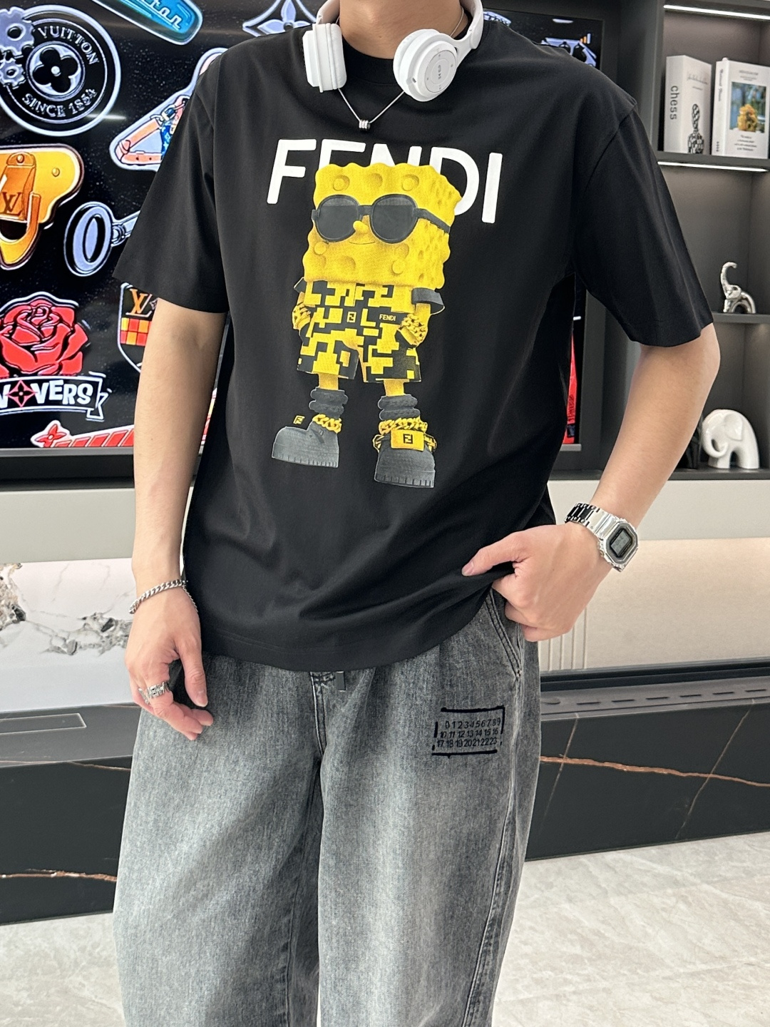 NO:148979,FD 2025 spring and summer new style first-time counter latest short-sleeved round-neck T-shirt, high-end customization, avant-garde and fashionable design!  Brand logo heavy craft design, high-end customized mercerated cloud cotton fabric, soft feel, comfortable to wear, exquisite counter-level car line, fine workmanship, invincible and handsome upper body effect!  A must-have item for handsome men!  Color black white Number M-3XL, T-shirt,tees,t-shirt,alexander wang19860909FD 2025春夏新款首发专柜最新款短袖圆领T恤 高端订制 设计前卫时尚！品牌logo重工艺设计 高端定制丝光云朵棉面料.手感柔软.穿着舒适.专柜级别精致车线.做工精细.上身效果无敌帅气！型男必备单品！ 颜色黑色 白色 码数M-3XL,,T-shirt,tees，t-shirt,alexander wang,Men's clothing