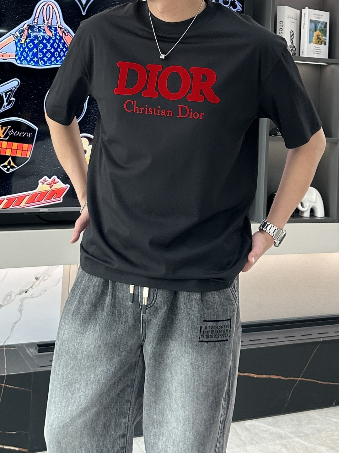 NO:148989,Dior 2025 spring and summer new style first-time counter latest short-sleeved round-neck T-shirt, high-end customization, avant-garde and fashionable design!  Brand logo heavy craft design, high-end customized mercerated cloud cotton fabric, soft feel, comfortable to wear, exquisite counter-level car line, fine workmanship, invincible and handsome upper body effect!  A must-have item for handsome men!  Color black white Number M-3XL,,dior,T-shirt,tees,t-shirt,alexander wang19860909Dior 2025春夏新款首发专柜最新款短袖圆领T恤 高端订制 设计前卫时尚！品牌logo重工艺设计 高端定制丝光云朵棉面料.手感柔软.穿着舒适.专柜级别精致车线.做工精细.上身效果无敌帅气！型男必备单品！ 颜色黑色 白色 码数M-3XL,,dior,T-shirt,tees，t-shirt,alexander wang,Men's clothing