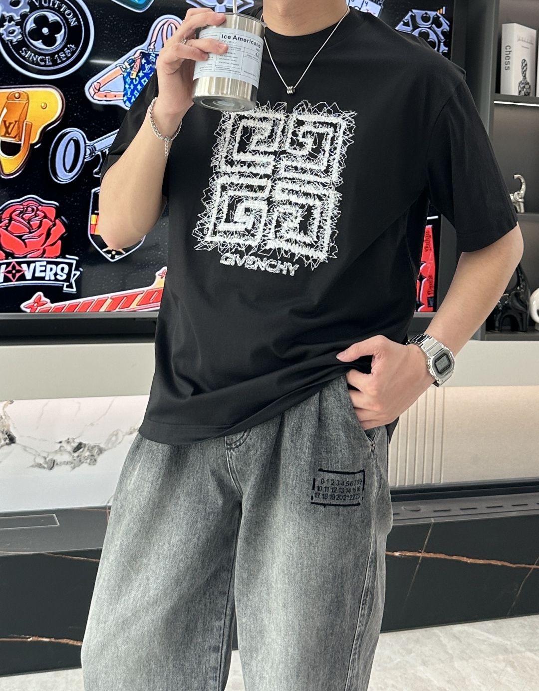 NO:149004,Givenchy's new spring and summer new style in the first counter, the latest short-sleeved round-neck T-shirt, high-end customization, avant-garde and fashionable design!  Brand logo heavy craft design, high-end customized mercerated cloud cotton fabric, soft feel, comfortable to wear, exquisite counter-level car line, fine workmanship, invincible and handsome upper body effect!  A must-have item for handsome men!  Color black white Number M-3XL, given, T-shirt,tees,t-shirt,alexander wang19860909纪梵希 2025春夏新款首发专柜最新款短袖圆领T恤 高端订制 设计前卫时尚！品牌logo重工艺设计 高端定制丝光云朵棉面料.手感柔软.穿着舒适.专柜级别精致车线.做工精细.上身效果无敌帅气！型男必备单品！ 颜色黑色 白色 码数M-3XL,,givenchy,T-shirt,tees，t-shirt,alexander wang,Men's clothing