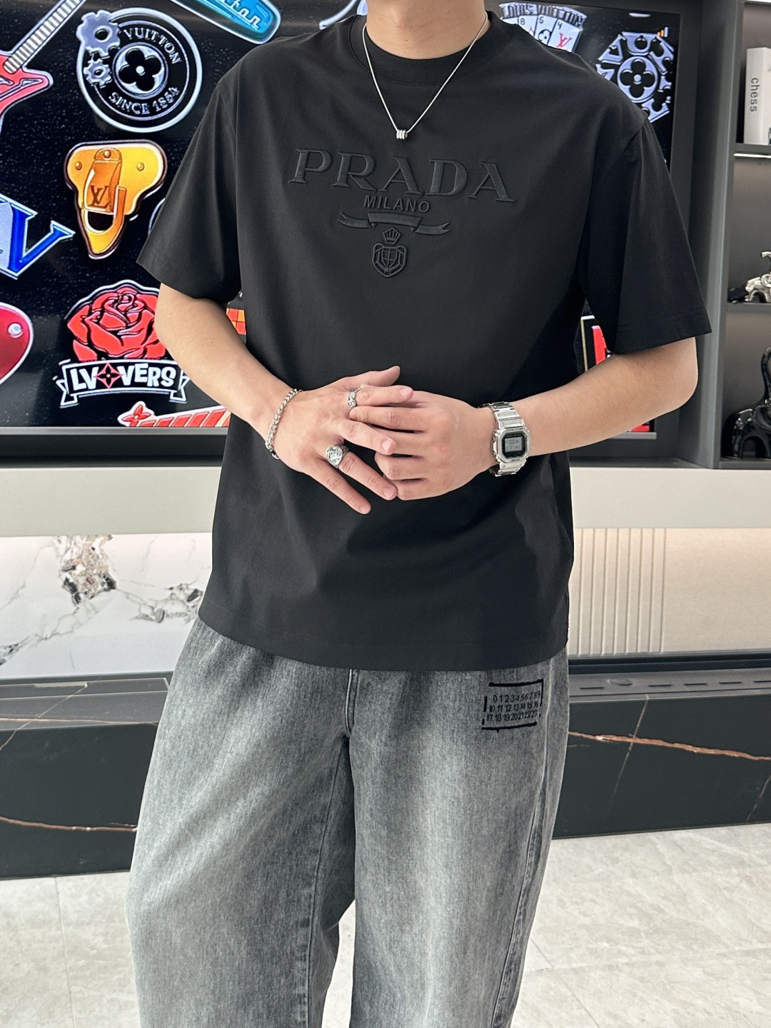 NO:149014,Prad's new spring and summer new style first-time counter has the latest short-sleeved round-neck T-shirt with high-end customization and avant-garde and fashionable design!  Brand logo heavy craft design, high-end customized mercerated cloud cotton fabric, soft feel, comfortable to wear, exquisite counter-level car line, fine workmanship, invincible and handsome upper body effect!  A must-have item for handsome men!  Color black white Number M-3XL, prada, T-shirt,tees, t-shirt,alexander wang19860909Prad 2025春夏新款首发专柜最新款短袖圆领T恤 高端订制 设计前卫时尚！品牌logo重工艺设计 高端定制丝光云朵棉面料.手感柔软.穿着舒适.专柜级别精致车线.做工精细.上身效果无敌帅气！型男必备单品！ 颜色黑色 白色 码数M-3XL,,prada,T-shirt,tees，t-shirt,alexander wang,Men's clothing