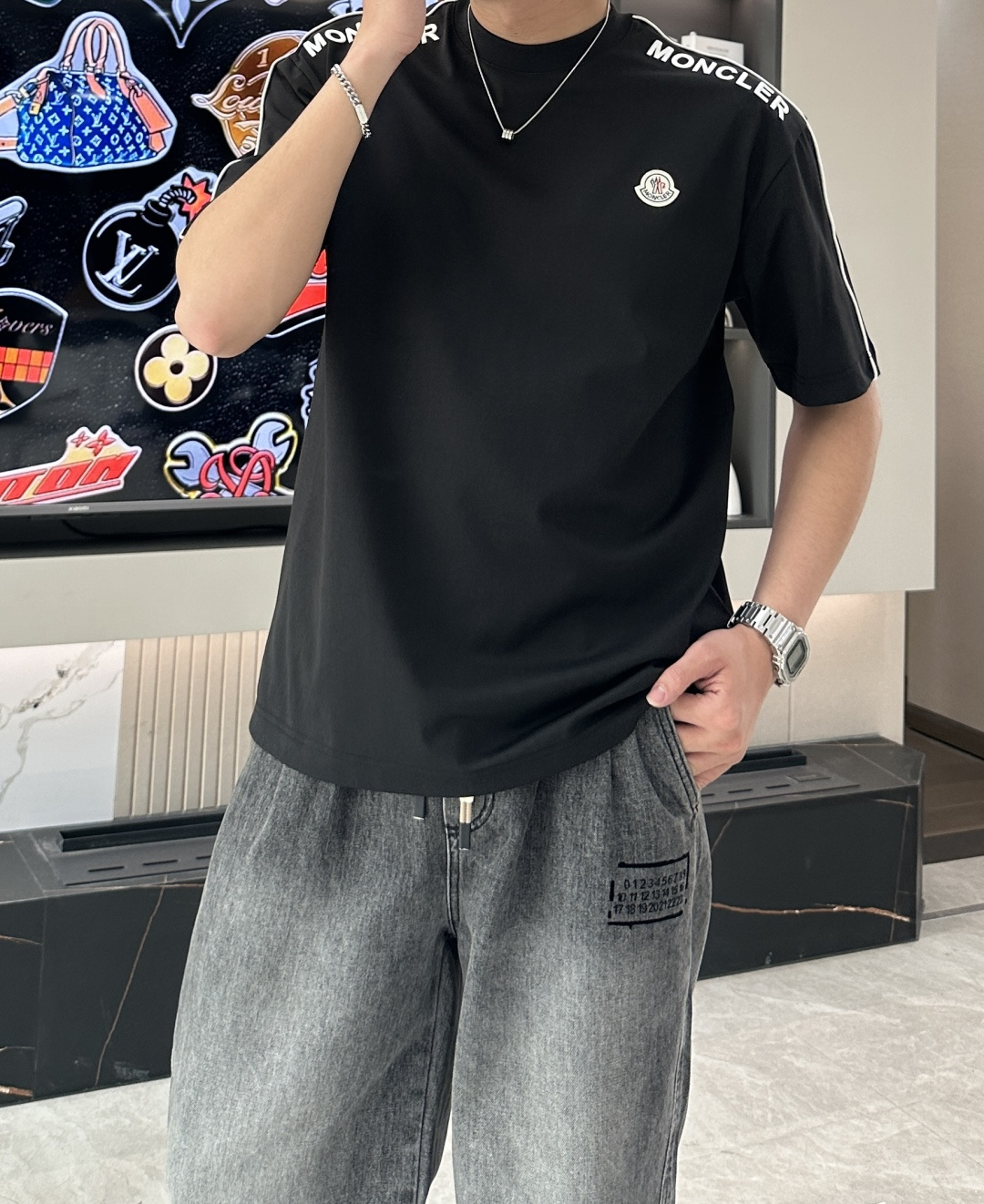 NO:149024,The new spring and summer 2025 new spring and summer first-time counter latest short-sleeved round-neck T-shirt, high-end customization, avant-garde and fashionable design!  Brand logo heavy craft design, high-end customized mercerated cloud cotton fabric, soft feel, comfortable to wear, exquisite counter-level car line, fine workmanship, invincible and handsome upper body effect!  A must-have item for handsome men!  Color black white Number M-3XL, Moncler, T-shirt,tees, t-shirt,alexander wang19860909蒙口 2025春夏新款首发专柜最新款短袖圆领T恤 高端订制 设计前卫时尚！品牌logo重工艺设计 高端定制丝光云朵棉面料.手感柔软.穿着舒适.专柜级别精致车线.做工精细.上身效果无敌帅气！型男必备单品！ 颜色黑色 白色 码数M-3XL,,Moncler,T-shirt,tees，t-shirt,alexander wang,Men's clothing