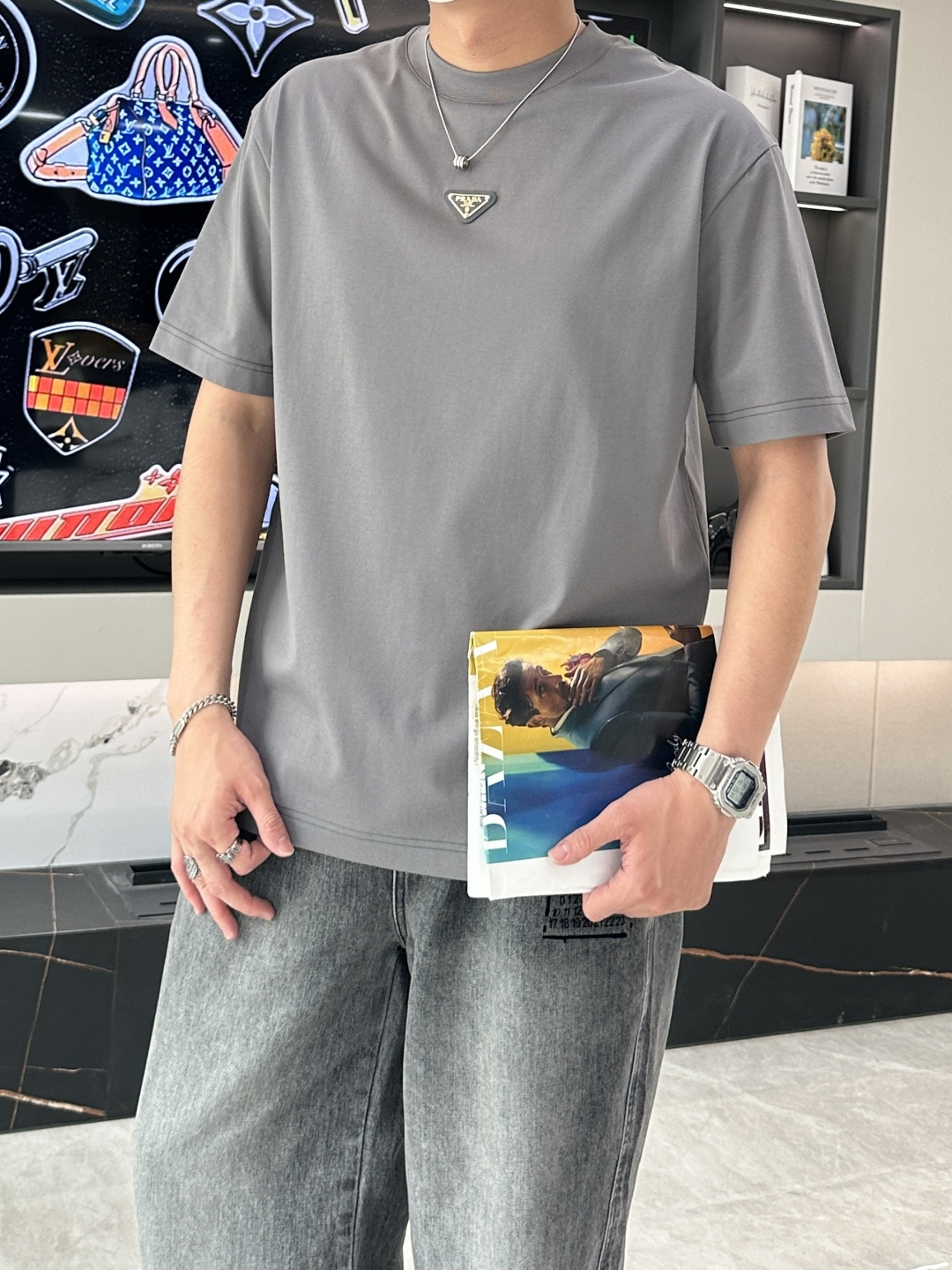 NO:149033,Prad's new spring and summer new style first-time counter has the latest short-sleeved round-neck T-shirt with high-end customization and avant-garde and fashionable design!  Brand logo heavy craft design, high-end customized mercerated cloud cotton fabric, soft feel, comfortable to wear, exquisite counter-level car line, fine workmanship, invincible and handsome upper body effect!  A must-have item for handsome men!  Color black white Number M-3XL, prada, T-shirt,tees, t-shirt,alexander wang19860909Prad 2025春夏新款首发专柜最新款短袖圆领T恤 高端订制 设计前卫时尚！品牌logo重工艺设计 高端定制丝光云朵棉面料.手感柔软.穿着舒适.专柜级别精致车线.做工精细.上身效果无敌帅气！型男必备单品！ 颜色黑色 白色 码数M-3XL,,prada,T-shirt,tees，t-shirt,alexander wang,Men's clothing