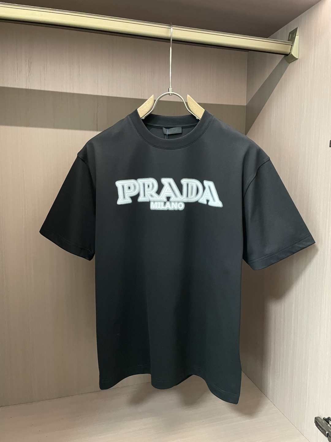 NO:149048,Prad's new spring and summer new style first-time counter has the latest short-sleeved round-neck T-shirt with high-end customization and avant-garde and fashionable design!  Brand logo heavy craft design, high-end customized mercerated cloud cotton fabric, soft feel, comfortable to wear, exquisite counter-level car line, fine workmanship, invincible and handsome upper body effect!  A must-have item for handsome men!  Color black white Number M-3XL, prada, T-shirt,tees, t-shirt,alexander wang19860909Prad 2025春夏新款首发专柜最新款短袖圆领T恤 高端订制 设计前卫时尚！品牌logo重工艺设计 高端定制丝光云朵棉面料.手感柔软.穿着舒适.专柜级别精致车线.做工精细.上身效果无敌帅气！型男必备单品！ 颜色黑色 白色 码数M-3XL,,prada,T-shirt,tees，t-shirt,alexander wang,Men's clothing