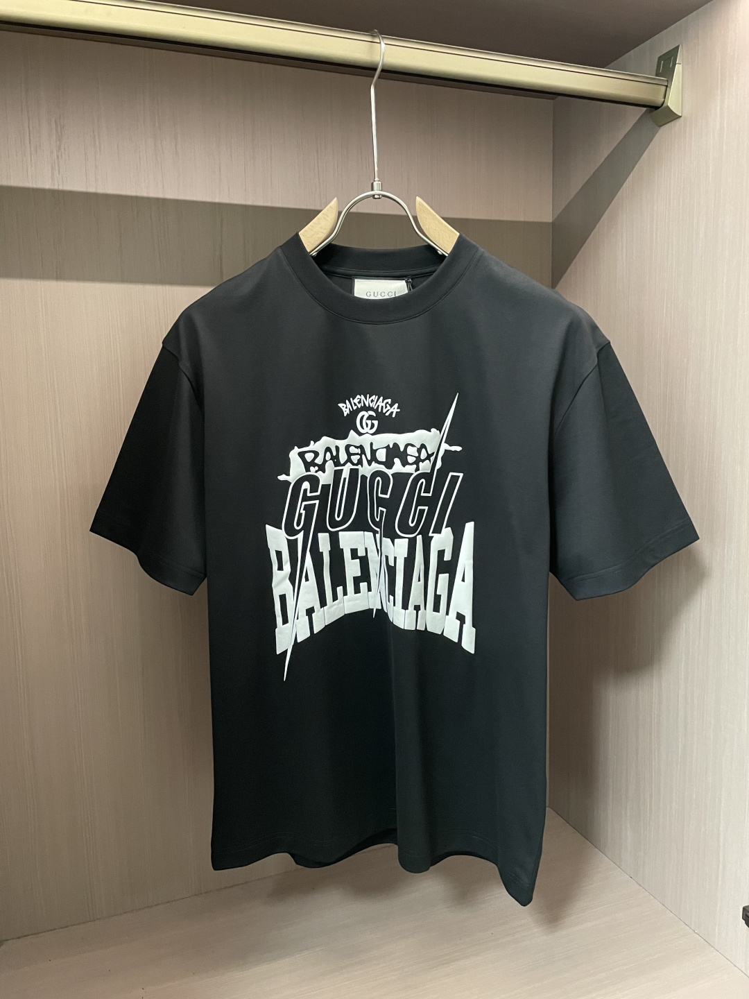 NO:149055,Gucc 2025 spring and summer new style first-time counter latest short-sleeved round-neck T-shirt, high-end customization, avant-garde and fashionable design!  Brand logo heavy craft design, high-end customized mercerated cloud cotton fabric, soft feel, comfortable to wear, exquisite counter-level car line, fine workmanship, invincible and handsome upper body effect!  A must-have item for handsome men!  Color black white Number M-3XL, gucci, T-shirt,tees, t-shirt,alexander wang19860909Gucc 2025春夏新款首发专柜最新款短袖圆领T恤 高端订制 设计前卫时尚！品牌logo重工艺设计 高端定制丝光云朵棉面料.手感柔软.穿着舒适.专柜级别精致车线.做工精细.上身效果无敌帅气！型男必备单品！ 颜色黑色 白色 码数M-3XL,,gucci,T-shirt,tees，t-shirt,alexander wang,Men's clothing