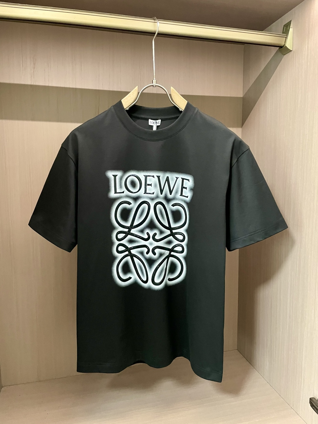 NO:149070,Loewe's new spring and summer new style first-time counter has the latest short-sleeved round-neck T-shirt with high-end customization and avant-garde and fashionable design!  Brand logo heavy craft design, high-end customized mercerated cloud cotton fabric, soft feel, comfortable to wear, exquisite counter-level car line, fine workmanship, invincible and handsome upper body effect!  A must-have item for handsome men!  Color black white Number M-3XL, loewe, T-shirt,tees, t-shirt,alexander wang19860909Loewe 2025春夏新款首发专柜最新款短袖圆领T恤 高端订制 设计前卫时尚！品牌logo重工艺设计 高端定制丝光云朵棉面料.手感柔软.穿着舒适.专柜级别精致车线.做工精细.上身效果无敌帅气！型男必备单品！ 颜色黑色 白色 码数M-3XL,,loewe,T-shirt,tees，t-shirt,alexander wang,Men's clothing